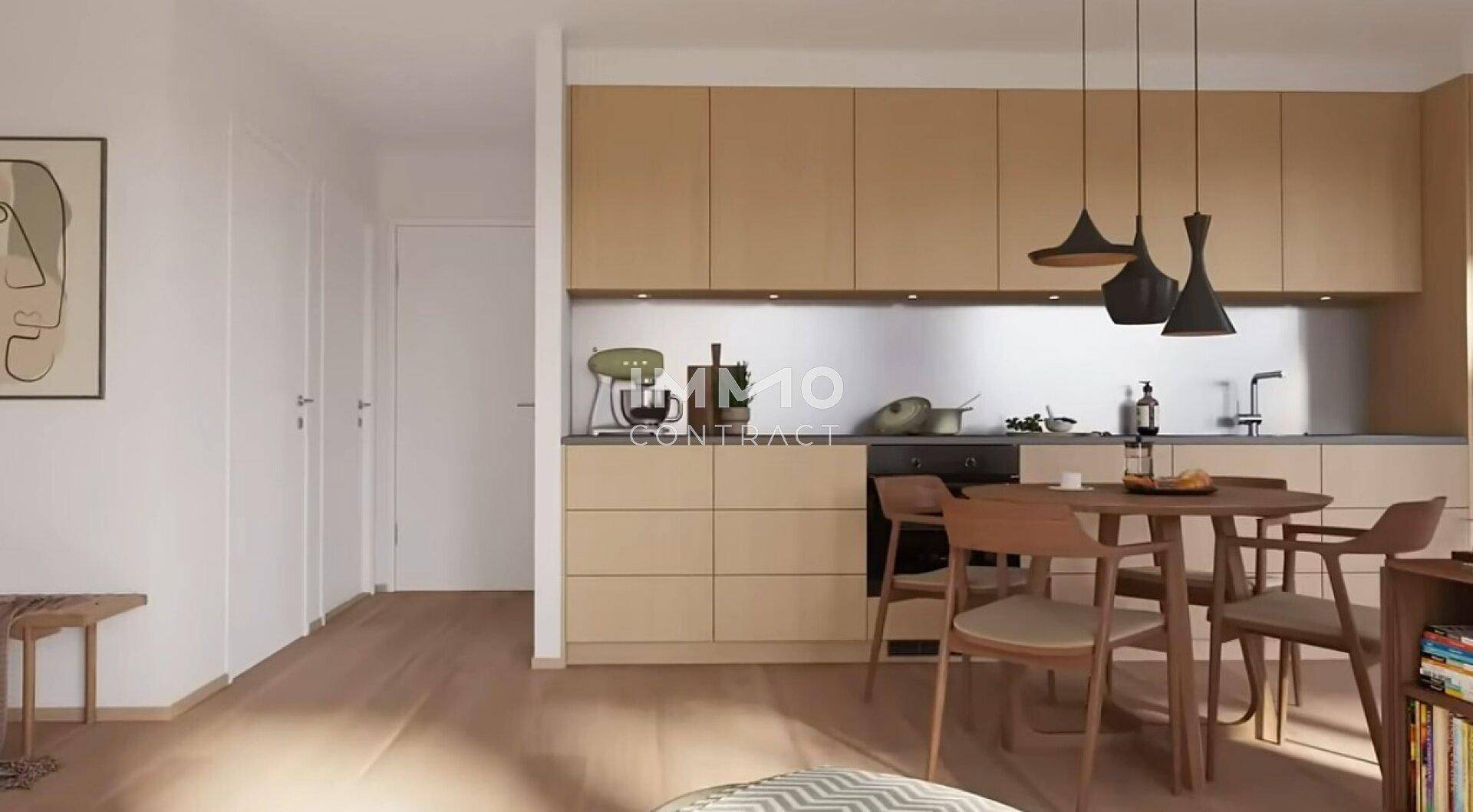 Moderne Küche mit hellen Holzfronten, integriertem Essbereich und Parkettboden.