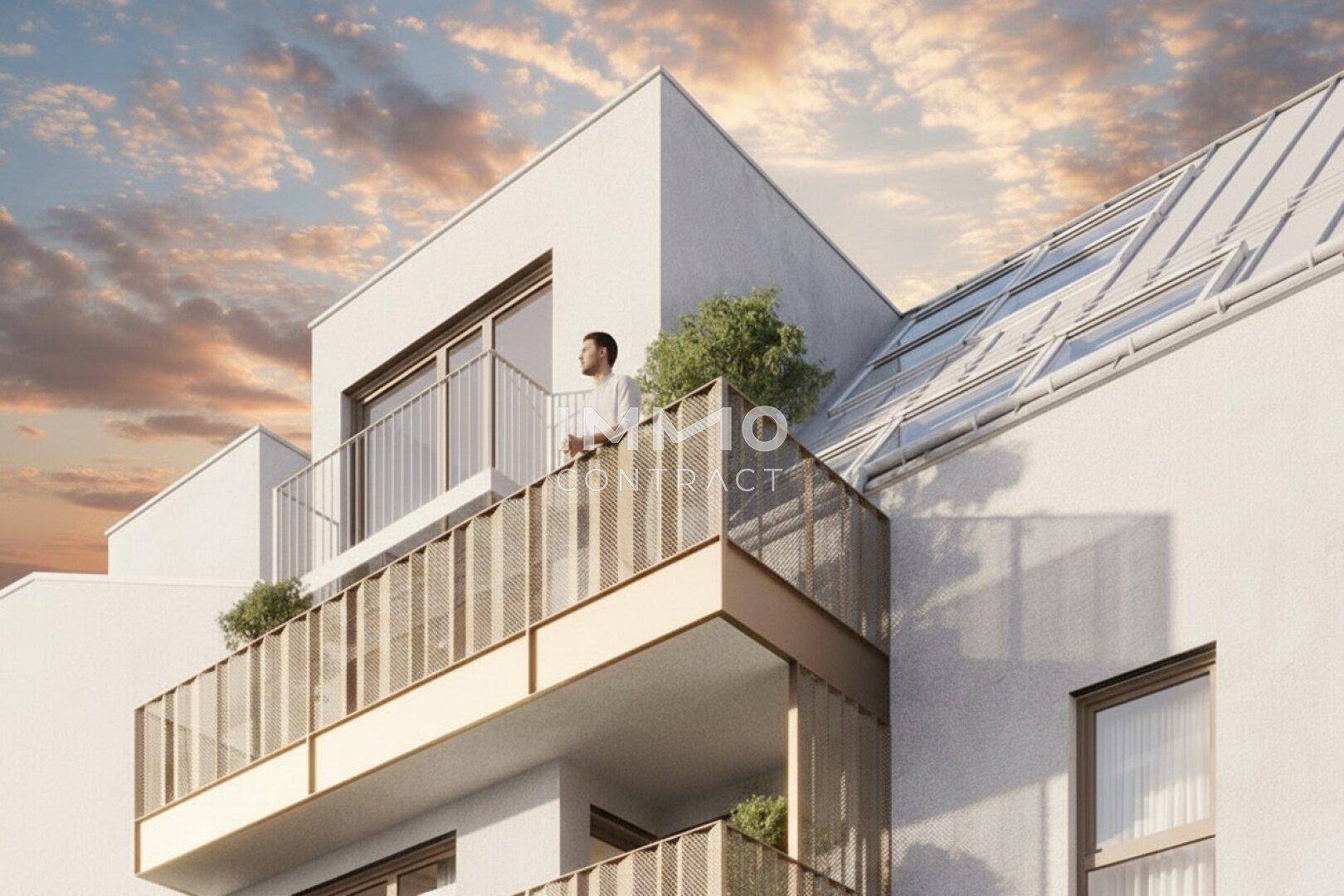 Moderner Balkon mit Metallgeländer und Blick auf den Himmel bei Sonnenuntergang.