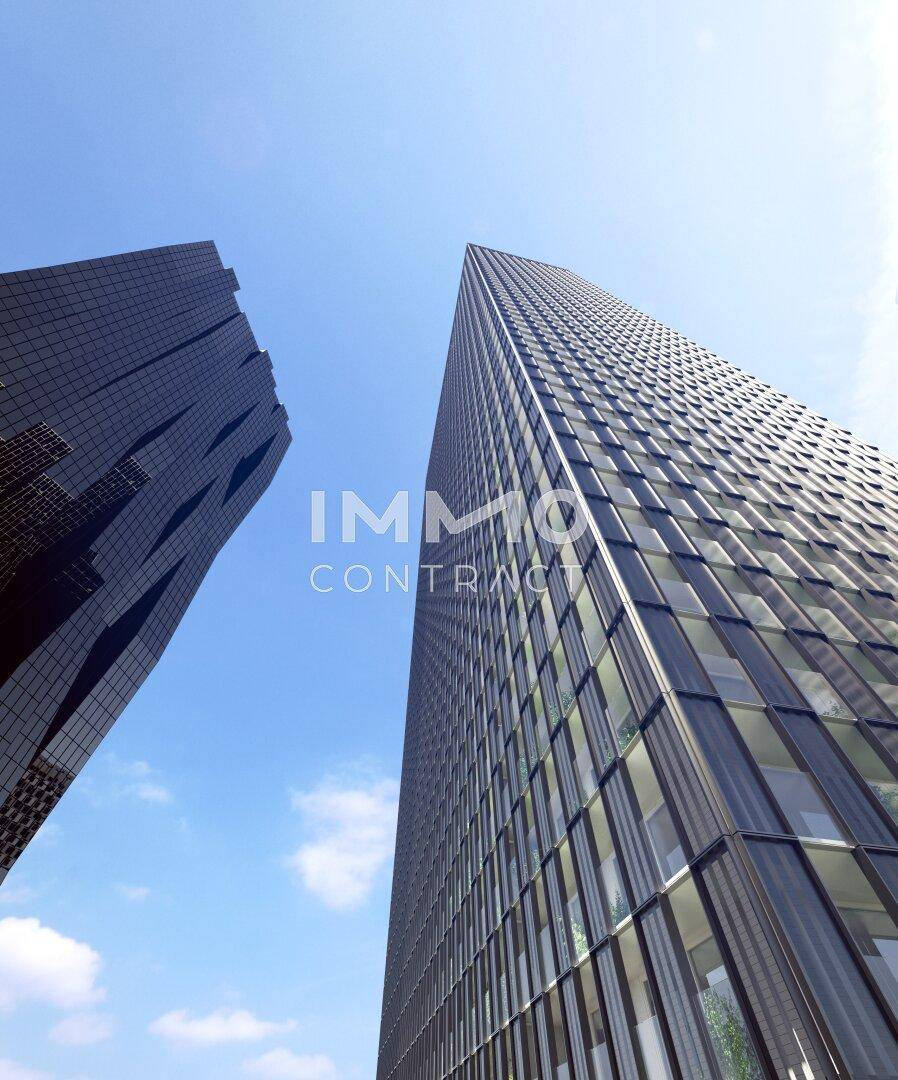 Zwei moderne Hochhäuser mit markanter Architektur unter strahlend blauem Himmel, ein beeindruckendes Stadtbild.