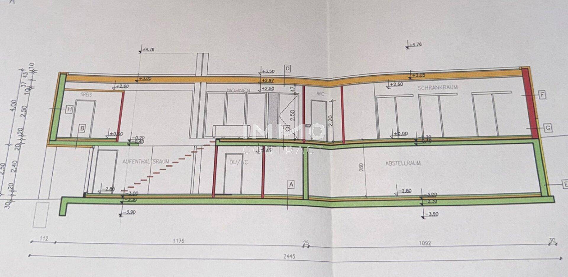 Technischer Schnittplan des Gebäudes mit detaillierten Konstruktionsangaben.