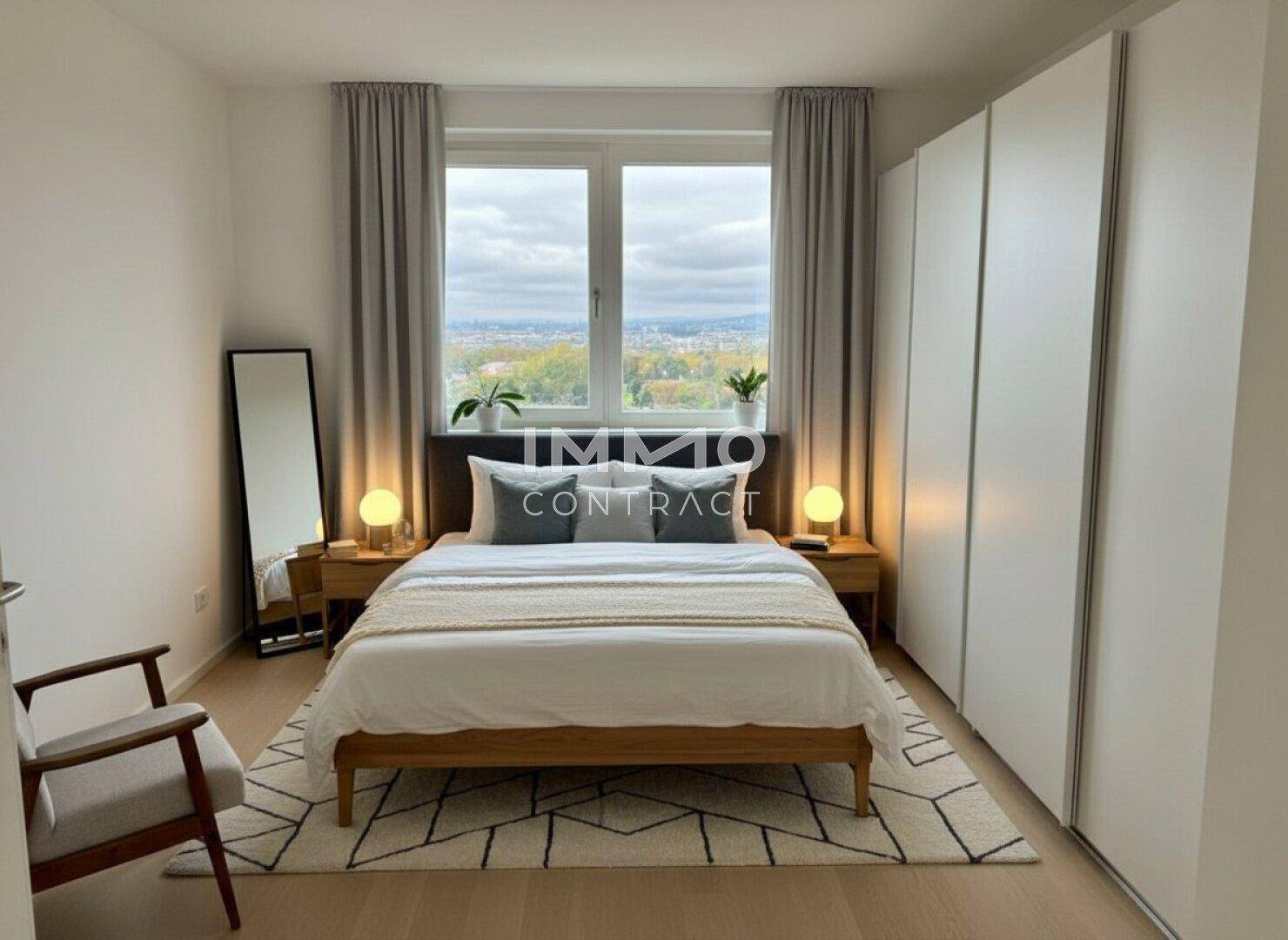 Helles Schlafzimmer mit großem Fenster, Holzbett und Einbauschränken.
