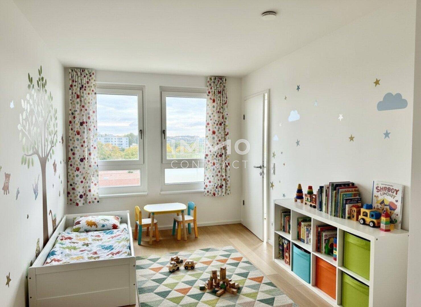 Helles Kinderzimmer mit Holzboden, verspielten Wandstickern und Blick ins Grüne.