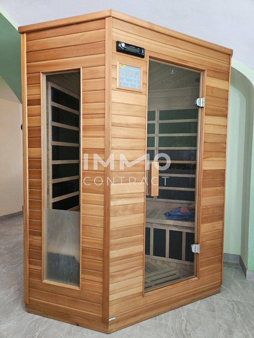 Moderne Holzsauna mit Glastür, ideal für Entspannung und Wellness im eigenen Zuhause.