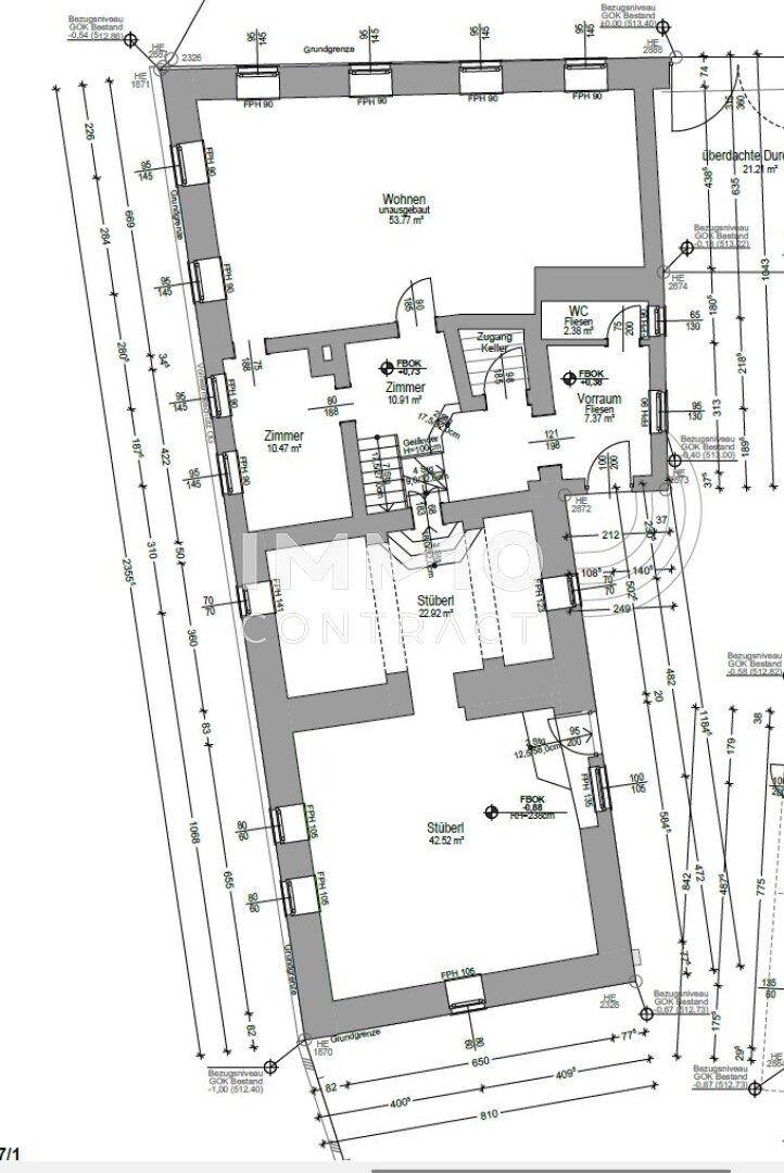 Grundriss des Obergeschosses mit Wohnzimmer, Zimmern, WC und überdachtem Durchgang.