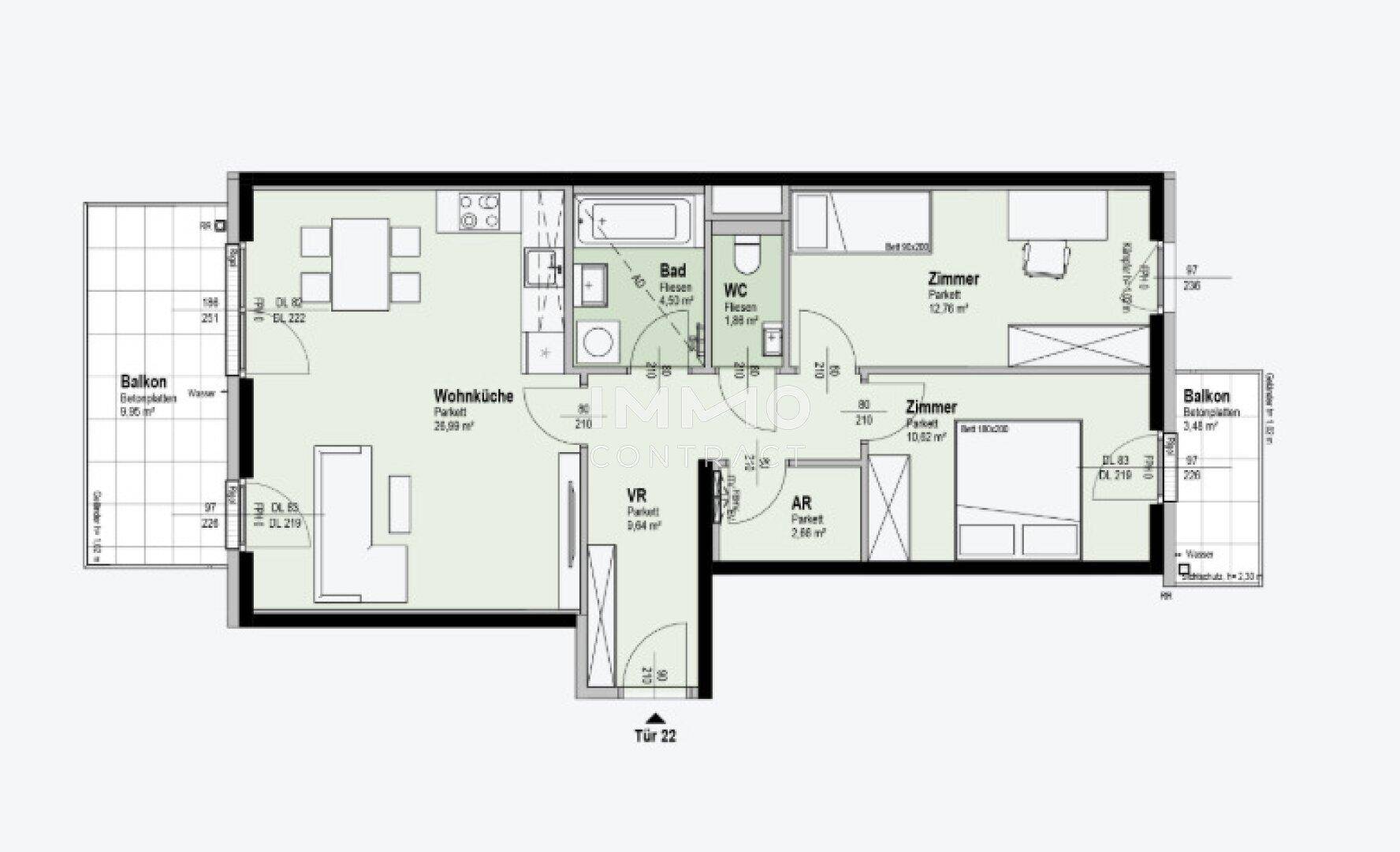 Detaillierter Grundriss einer Wohnung mit zwei Balkonen und offener Wohnküche.