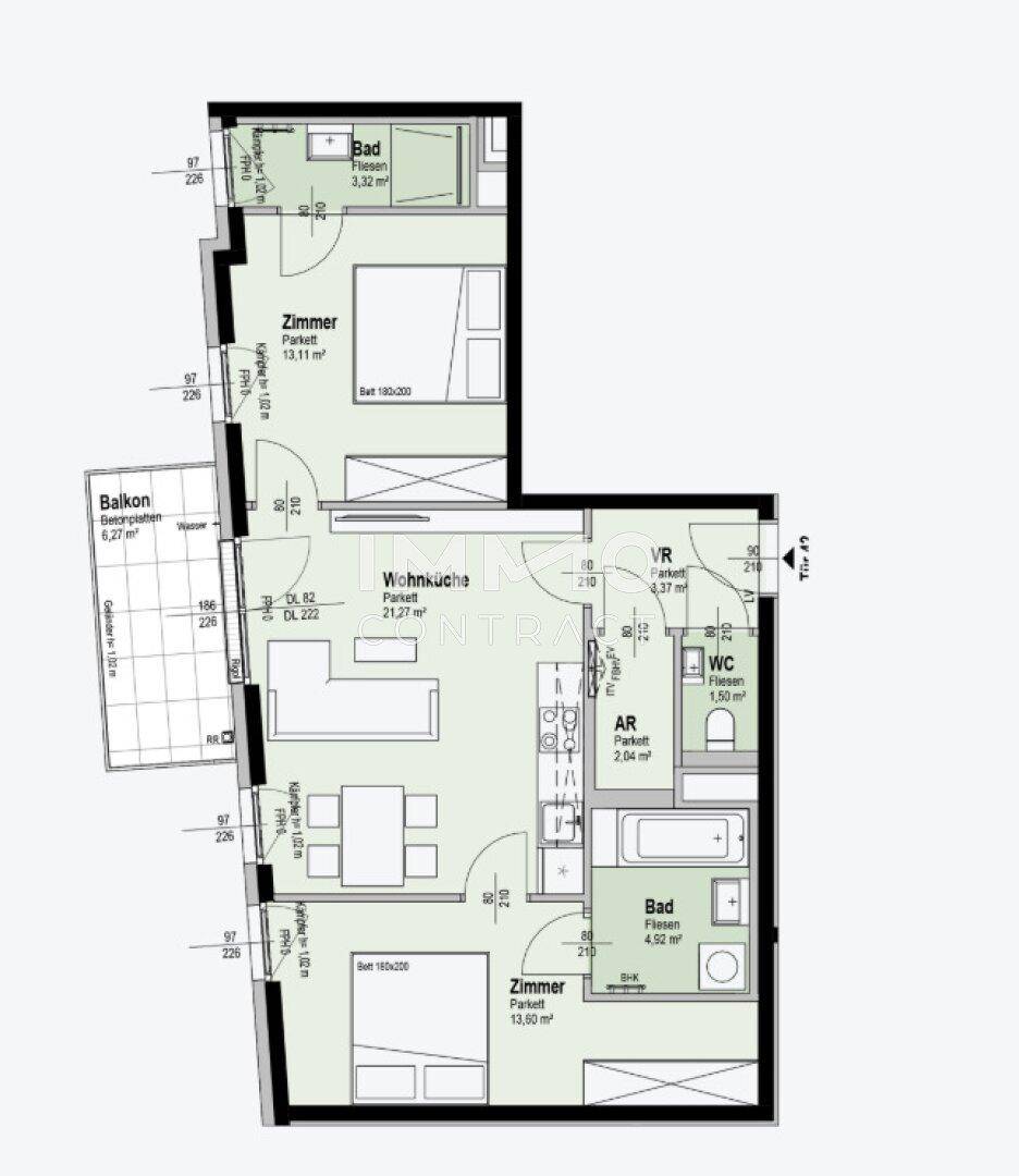 Detaillierter Grundriss der Wohnung mit Wohnküche, zwei Bädern und Balkon.