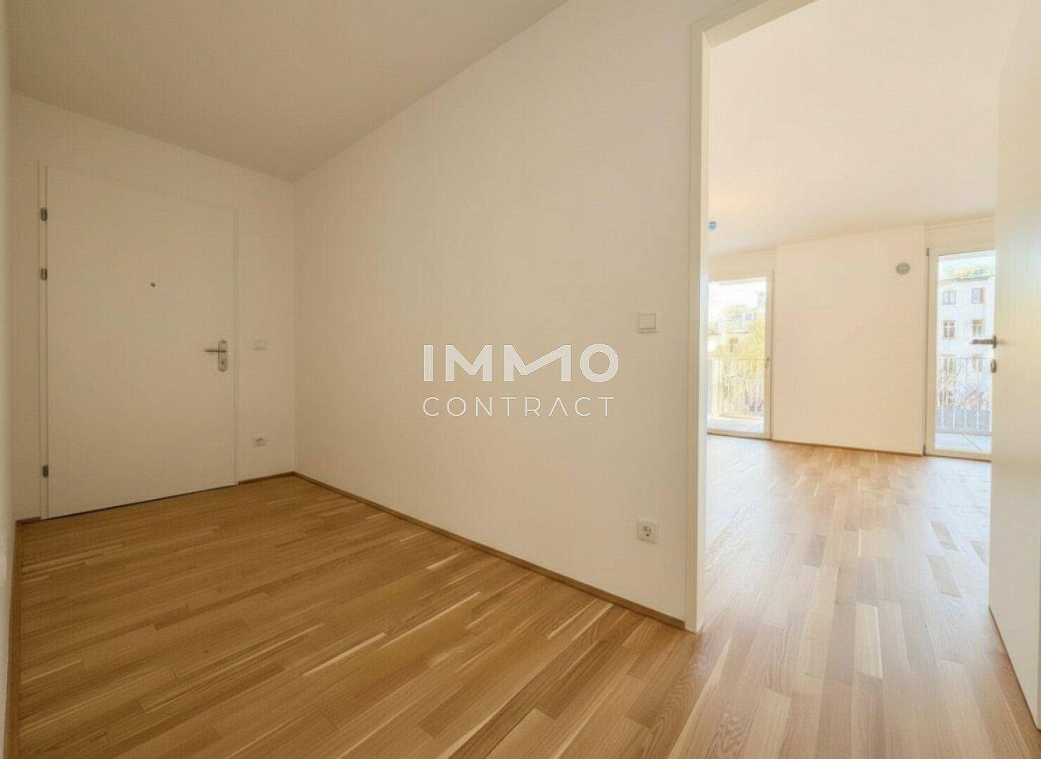 Leerer Raum mit Holzboden und weiß gestrichenen Wänden, bereit zur individuellen Gestaltung.