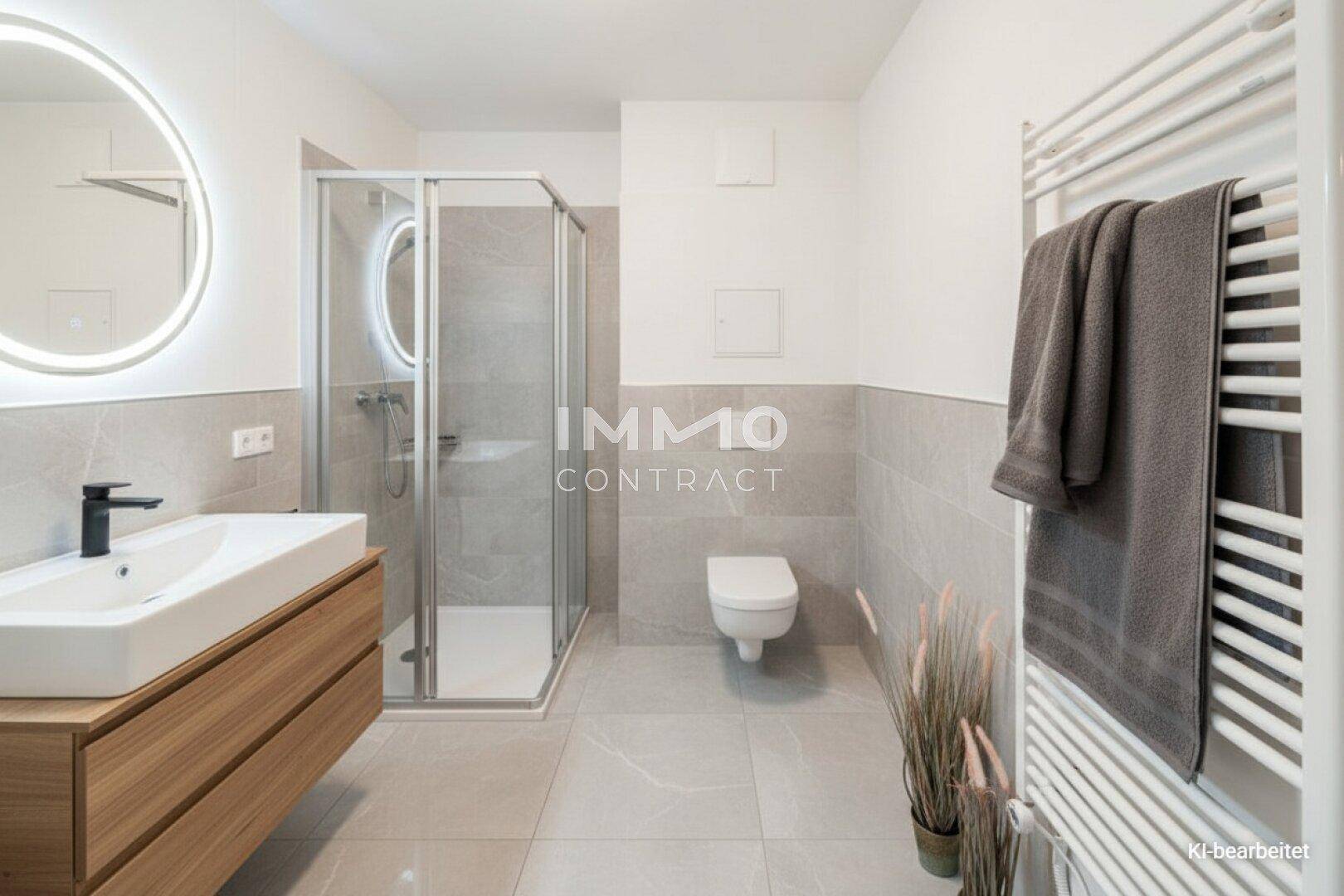 Modernes Badezimmer mit begehbarer Dusche, Wand-WC und beheiztem Handtuchhalter.