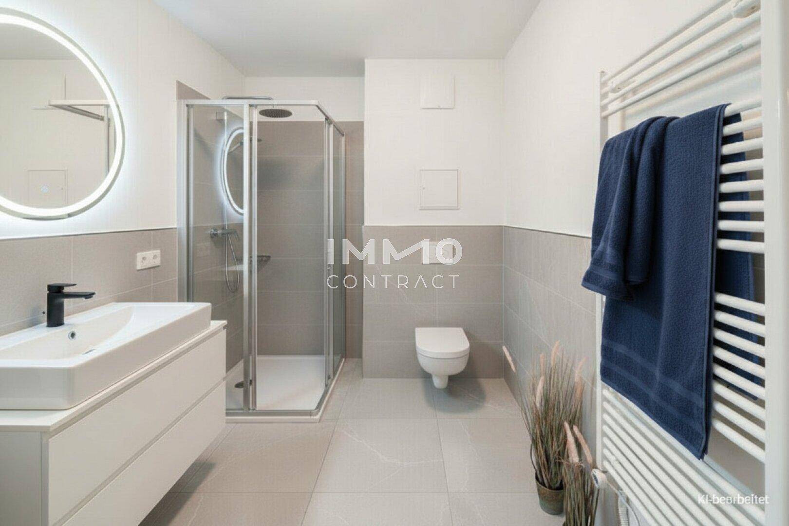 Modernes Badezimmer mit begehbarer Dusche, Wand-WC und beheiztem Handtuchhalter.