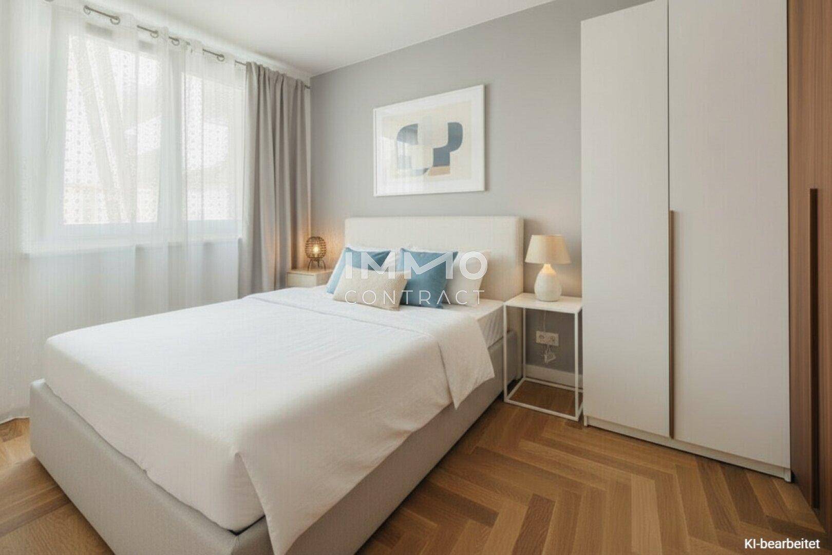 Helles Schlafzimmer mit Parkettboden, großem Bett und modernem Kleiderschrank.