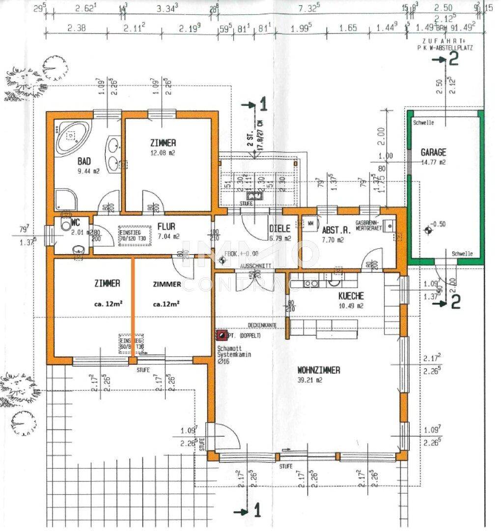Grundriss des Erdgeschosses mit Wohnzimmer, Küche, Schlafzimmern und Garage.
