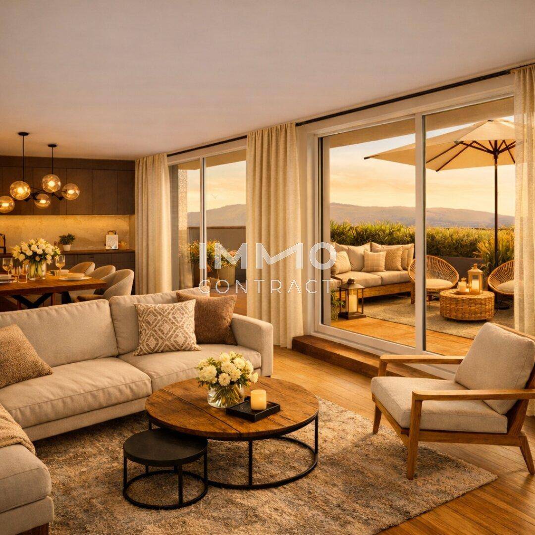 Geräumiges Wohnzimmer mit großen Fenstern, Holzboden und direktem Zugang zur Terrasse.