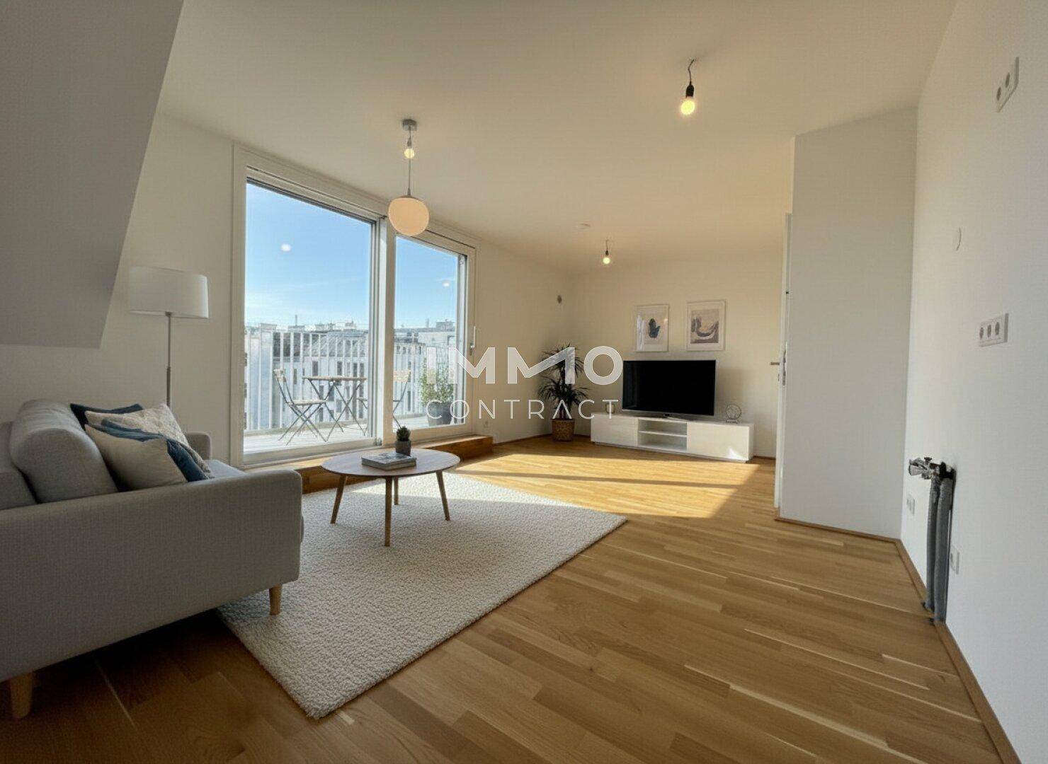 Helles Wohnzimmer mit Holzboden, großem Fenster und Zugang zu einem Außenbereich.