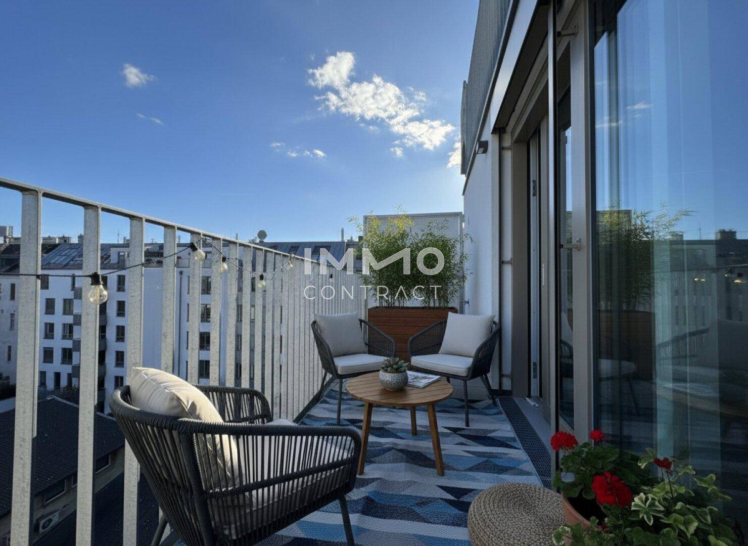 Gemütlicher Balkon mit Sitzgelegenheiten und Blick auf die umliegenden Gebäude.