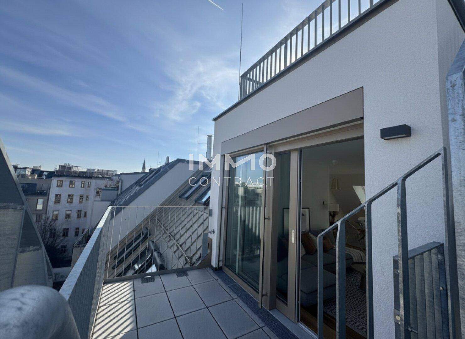 Balkon mit Schiebetüren und Blick auf die Stadt, verbunden mit dem Innenbereich.