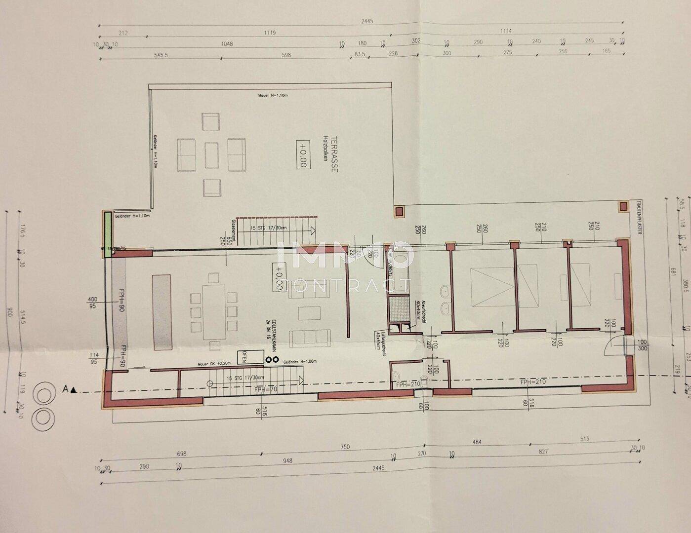 Grundriss des Obergeschosses mit großer Terrasse und mehreren Zimmern.