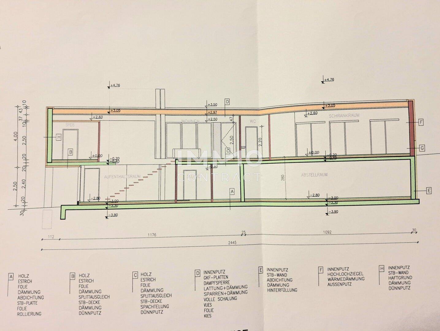 Technischer Schnittplan des Gebäudes mit Höhenangaben und Materialdetails.