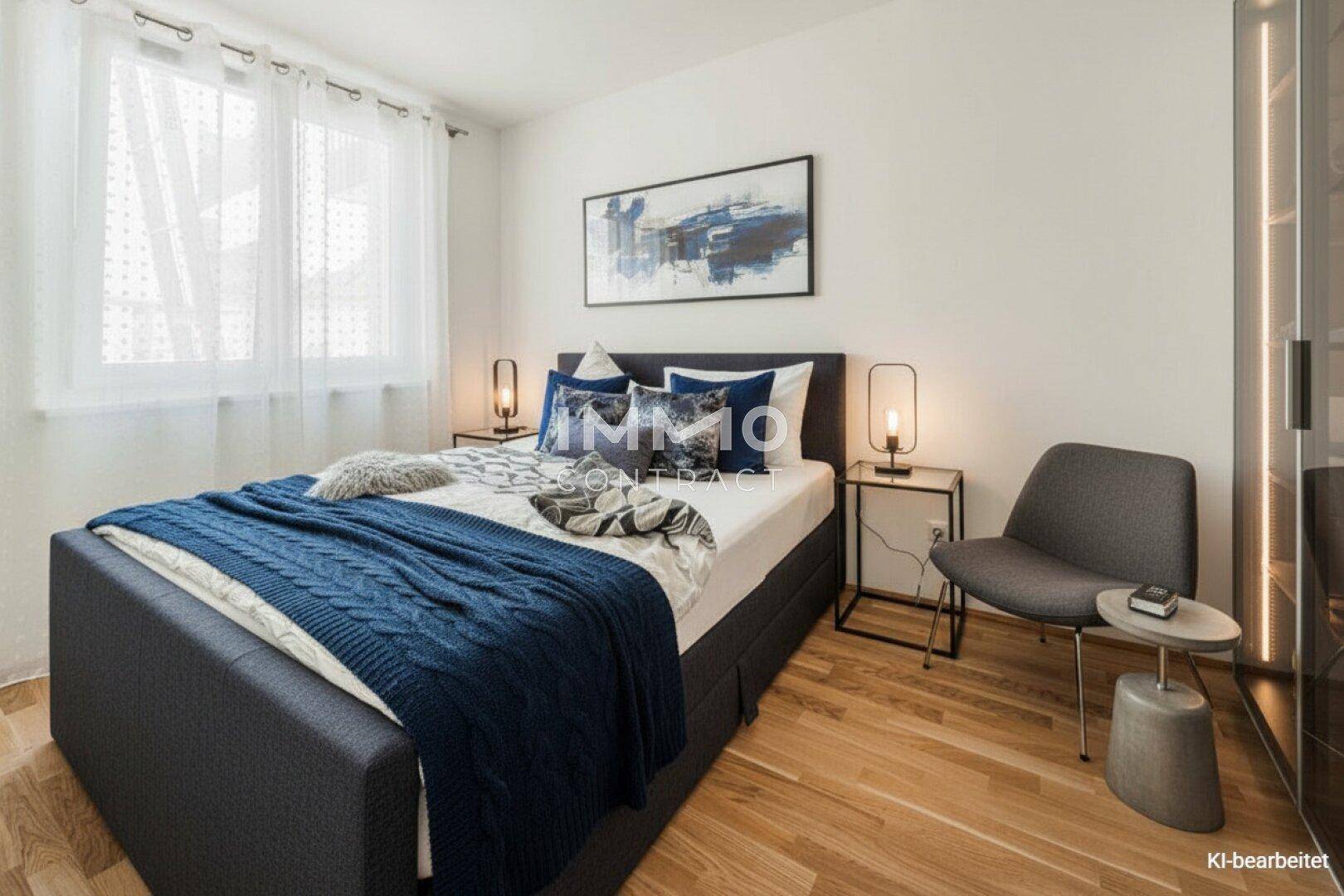 Helles Schlafzimmer mit Doppelbett, Holzboden und großem Fenster für viel Tageslicht.