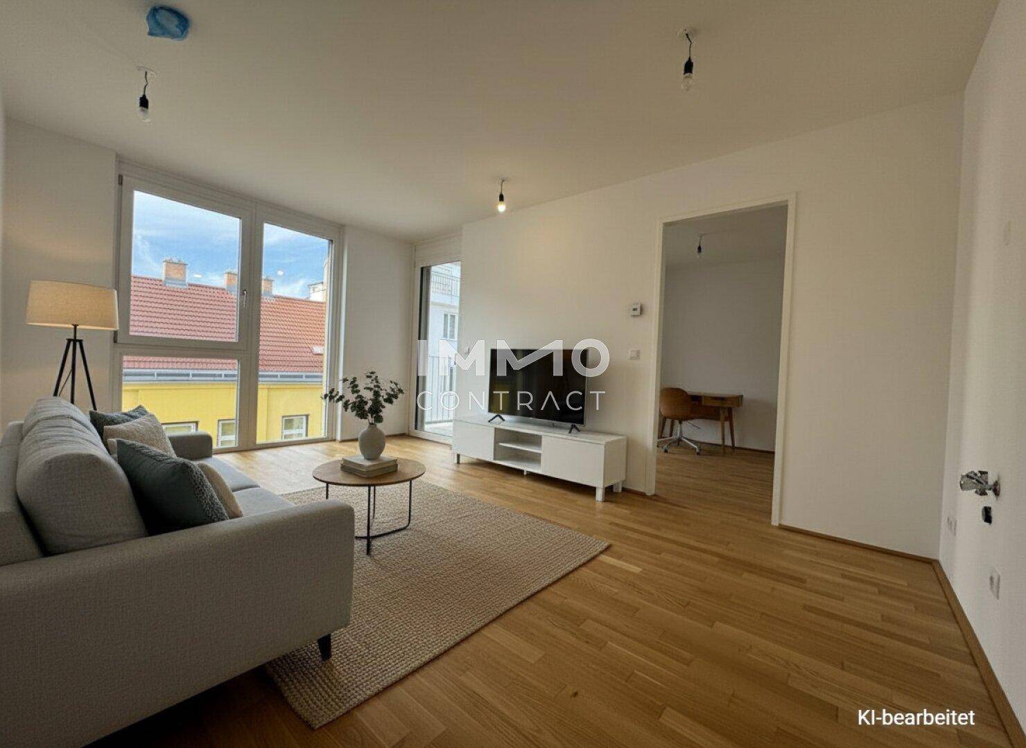 Geräumiges Wohnzimmer mit Parkettboden, großen Fenstern und Blick auf die Stadt.