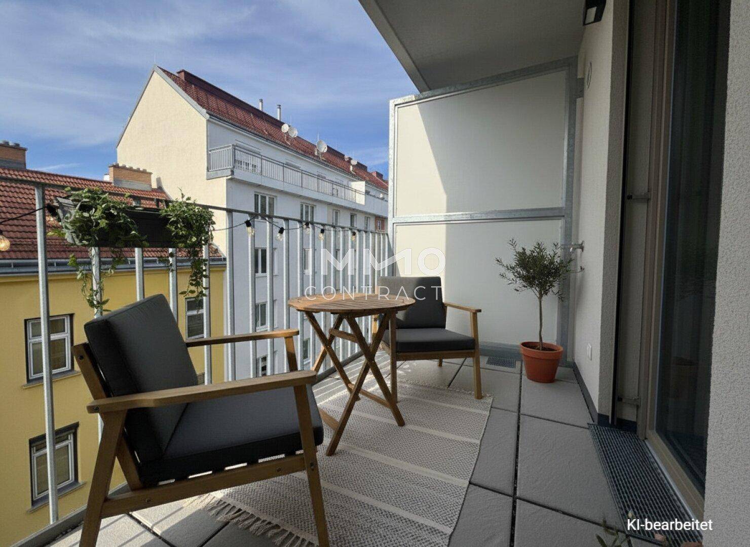 Gemütlicher Balkon mit Sitzgelegenheiten und Blick auf die umliegenden Gebäude.