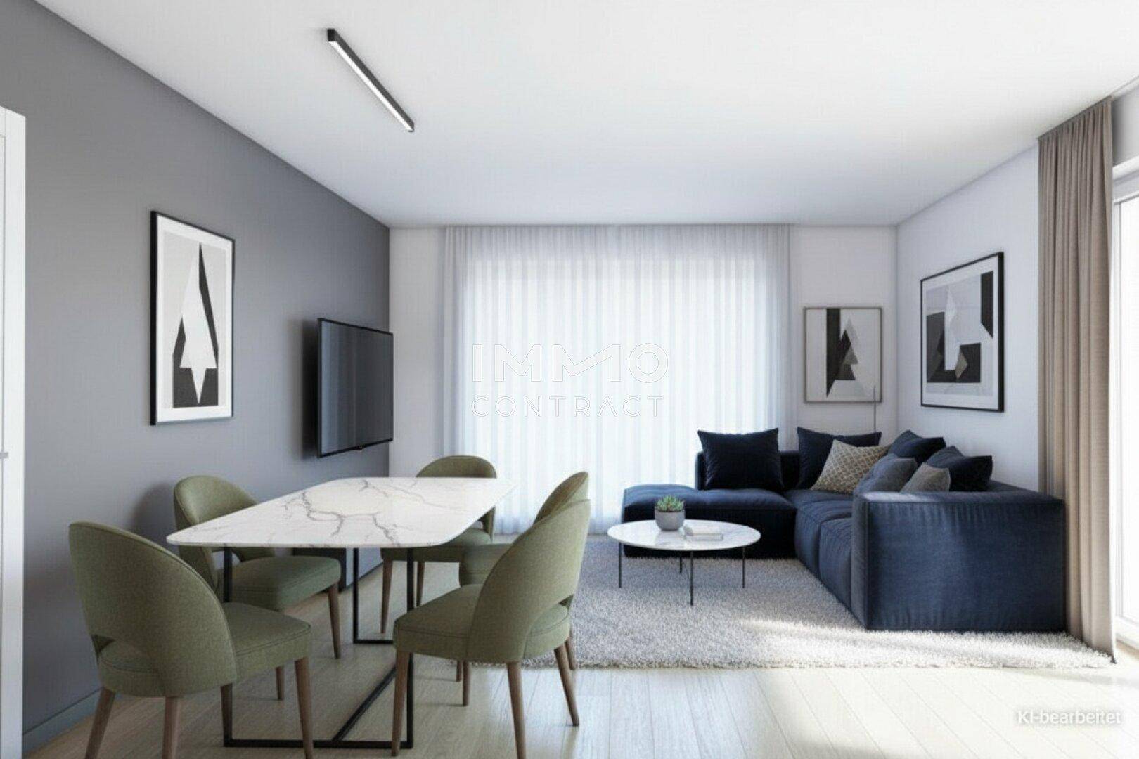 Stilvoller Wohn-Essbereich mit blauem Sofa, Marmortisch und Holzboden.