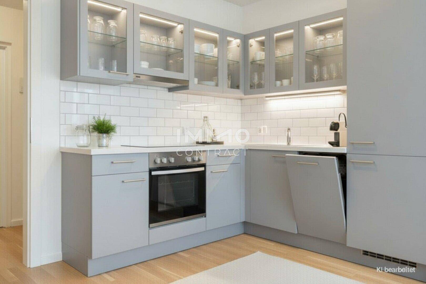 Moderne Einbauküche in Grau mit Glasvitrinen und integrierten Geräten.