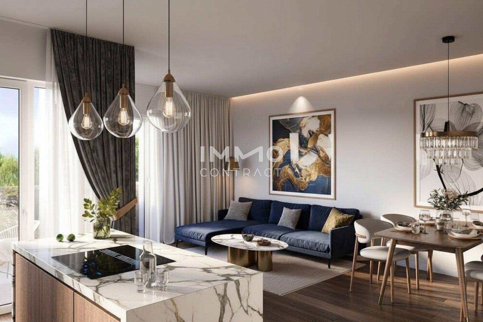 Eleganter offener Wohnbereich mit Küche, Essbereich und Zugang zum Balkon.