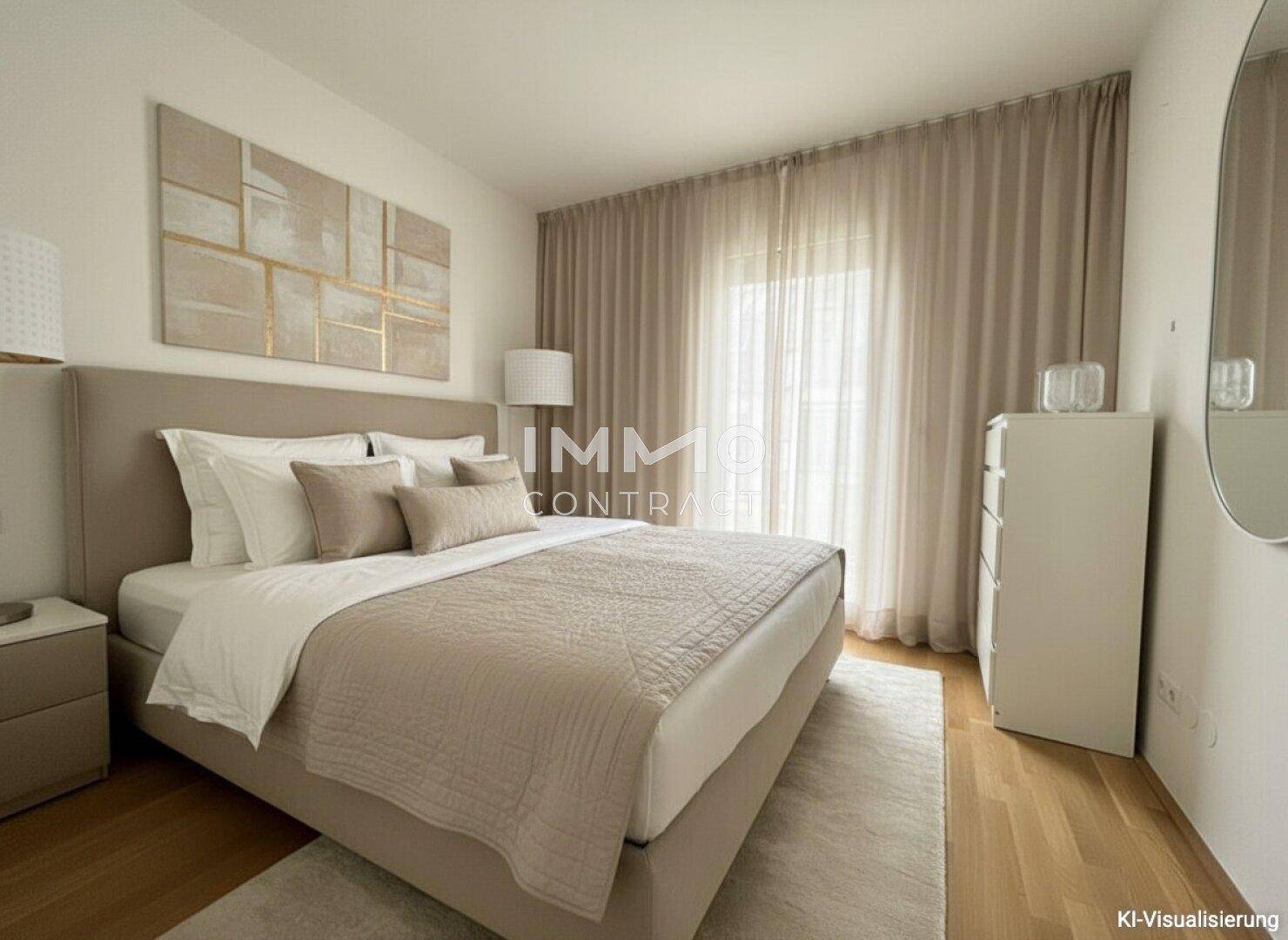 Helles Schlafzimmer mit großem Bett, beigefarbenen Vorhängen und modernem Kunstwerk.