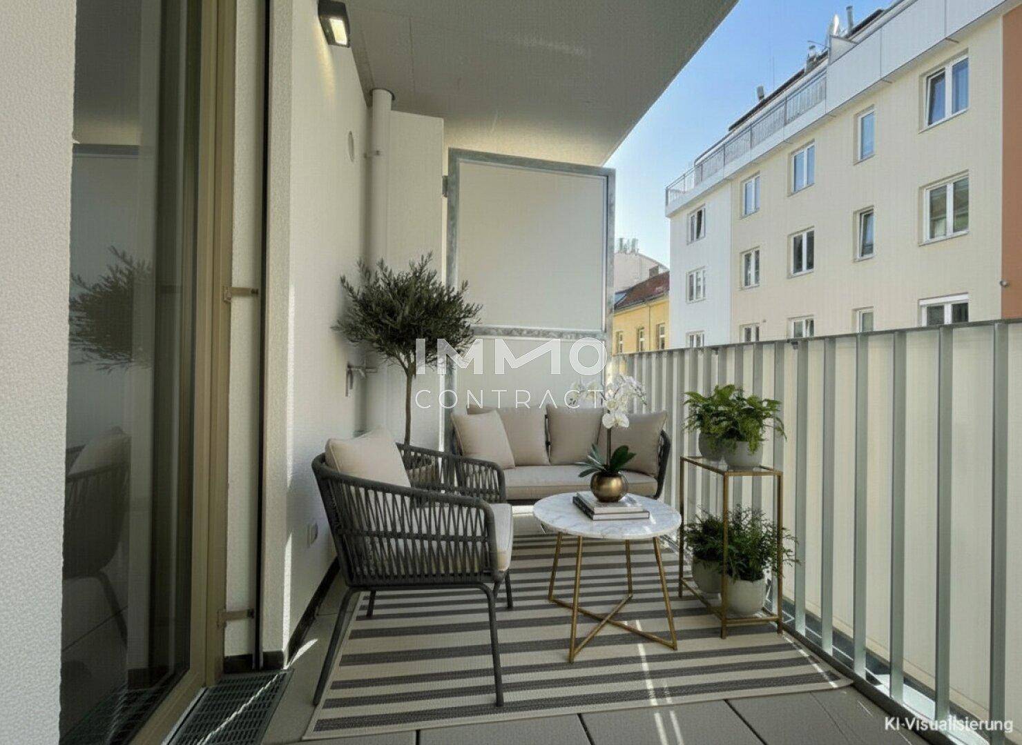 Möblierter Balkon mit Sitzgelegenheiten, Pflanzen und Blick auf die umliegenden Gebäude.