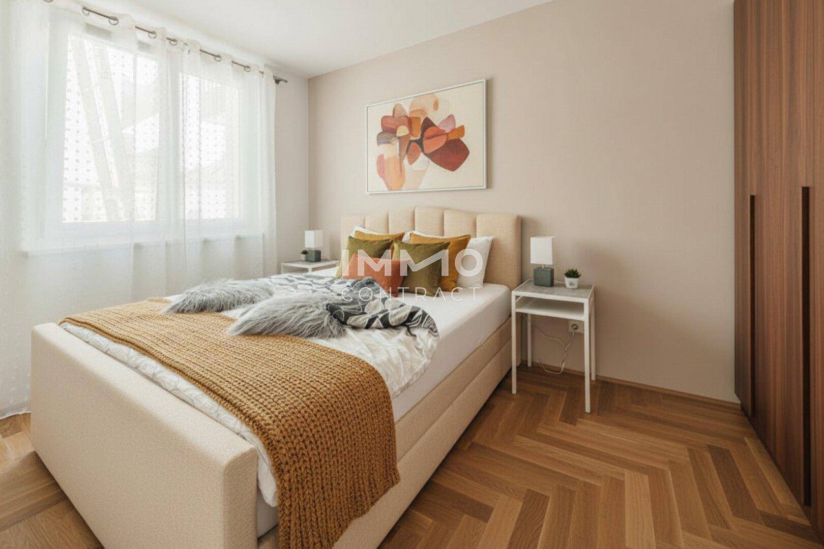 Helles Schlafzimmer mit Parkettboden, großem Fenster und modernem Doppelbett.