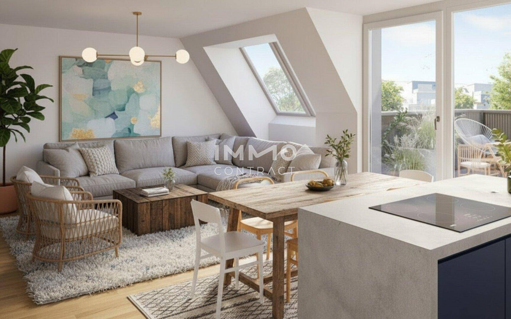 Heller, offener Wohn-Essbereich mit Dachschrägen, großen Fenstern und Zugang zur Terrasse.