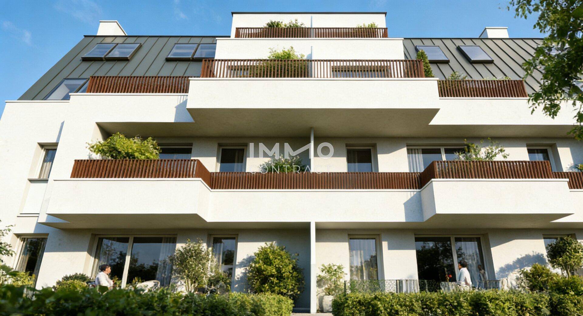 Moderne Wohnanlage mit gestuften Balkonen und Dachfenstern unter blauem Himmel.
