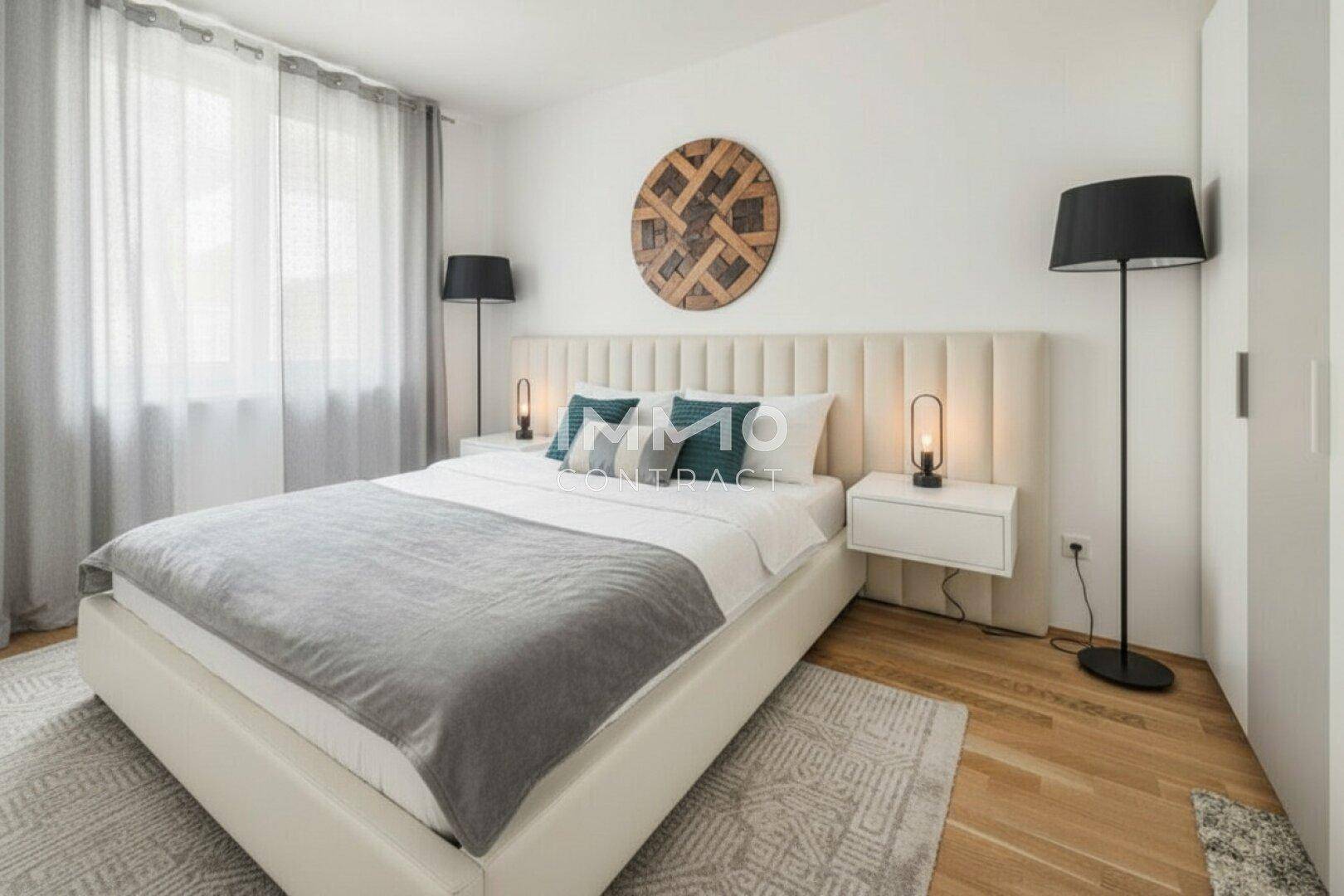Helles Schlafzimmer mit modernem Bett, Holzboden und großen Fenstern.