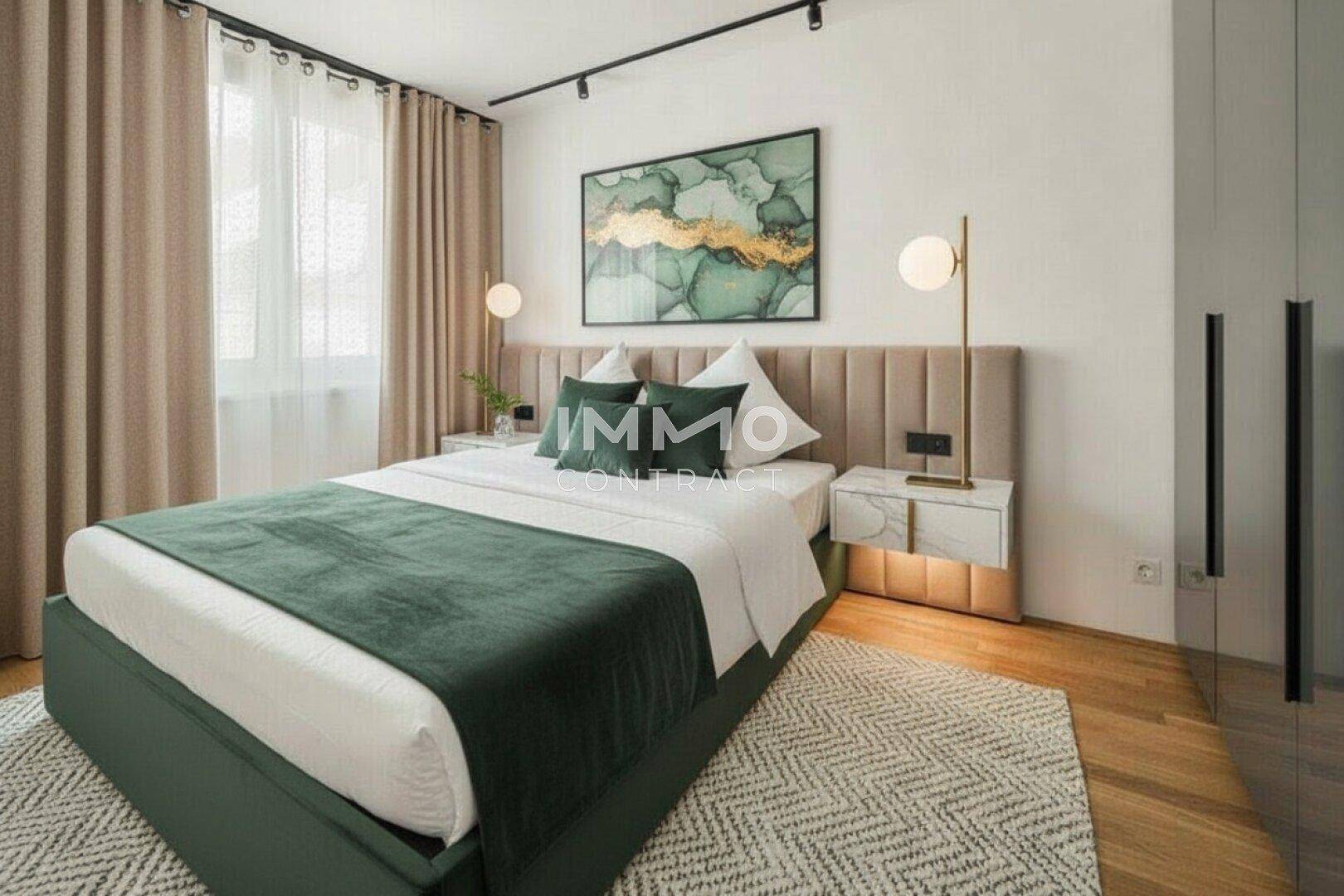 Modernes Schlafzimmer mit beigem Kopfteil, grüner Bettdecke und Holzboden.