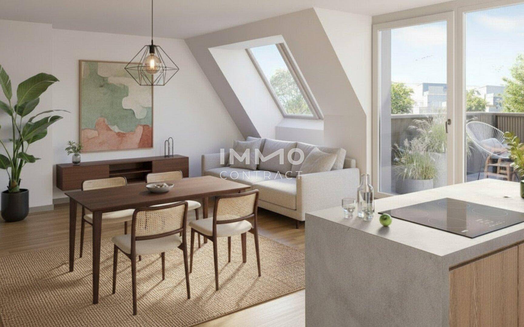 Heller offener Wohn-Essbereich mit Dachschrägen, Dachfenster und direktem Zugang zu einem Balkon.