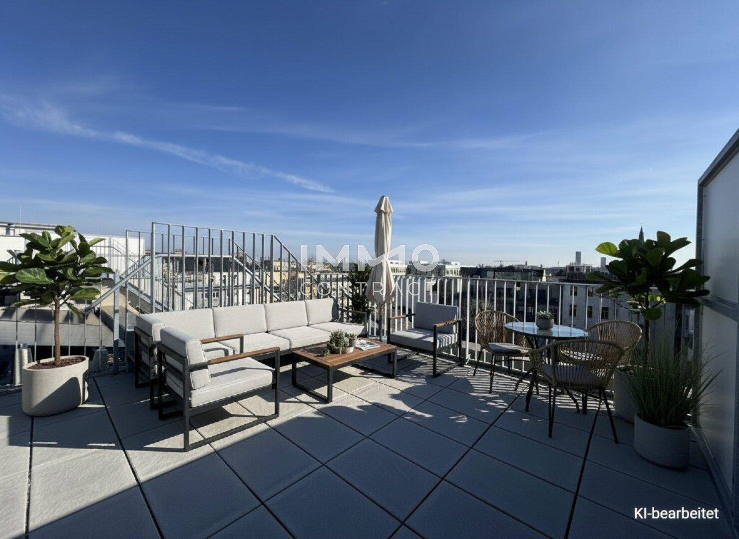 Großzügige Dachterrasse mit modernen Gartenmöbeln, Pflanzen und weitem Stadtblick unter blauem Himmel.