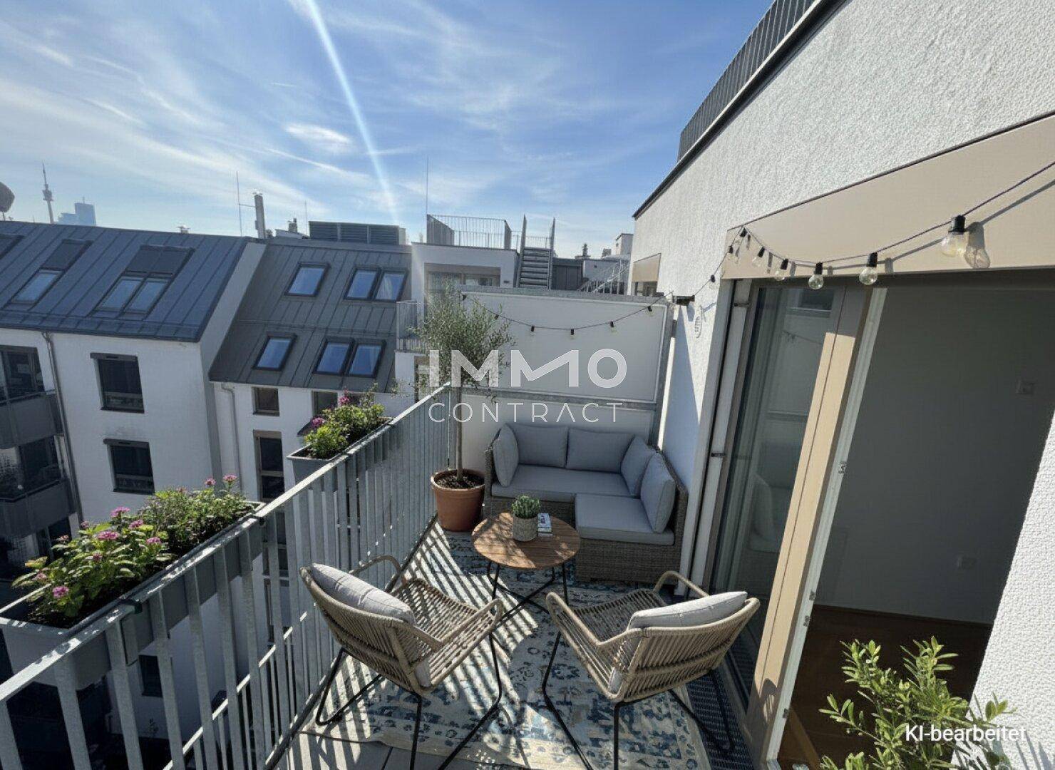 Gemütlicher Balkon mit Sitzgelegenheiten, Pflanzen und Blick auf die umliegenden Gebäude.