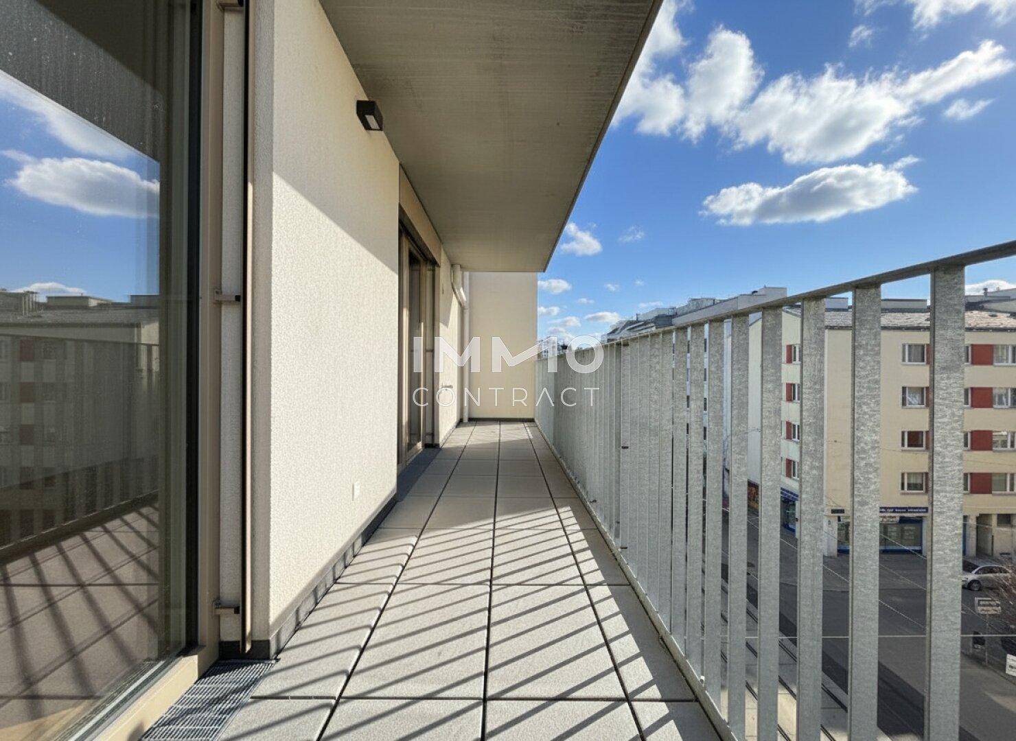 Langer, schmaler Balkon mit Fliesenboden und Metallgeländer, ideal für Entspannung im Freien.