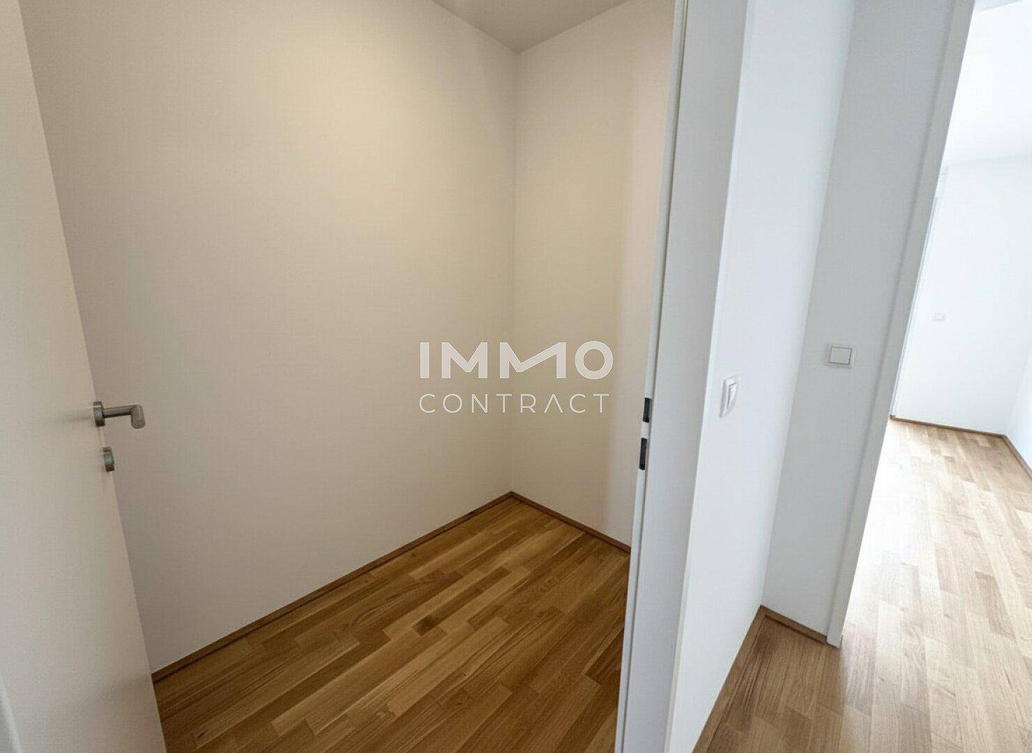 Praktischer Abstellraum mit Holzboden, ideal für zusätzlichen Stauraum.