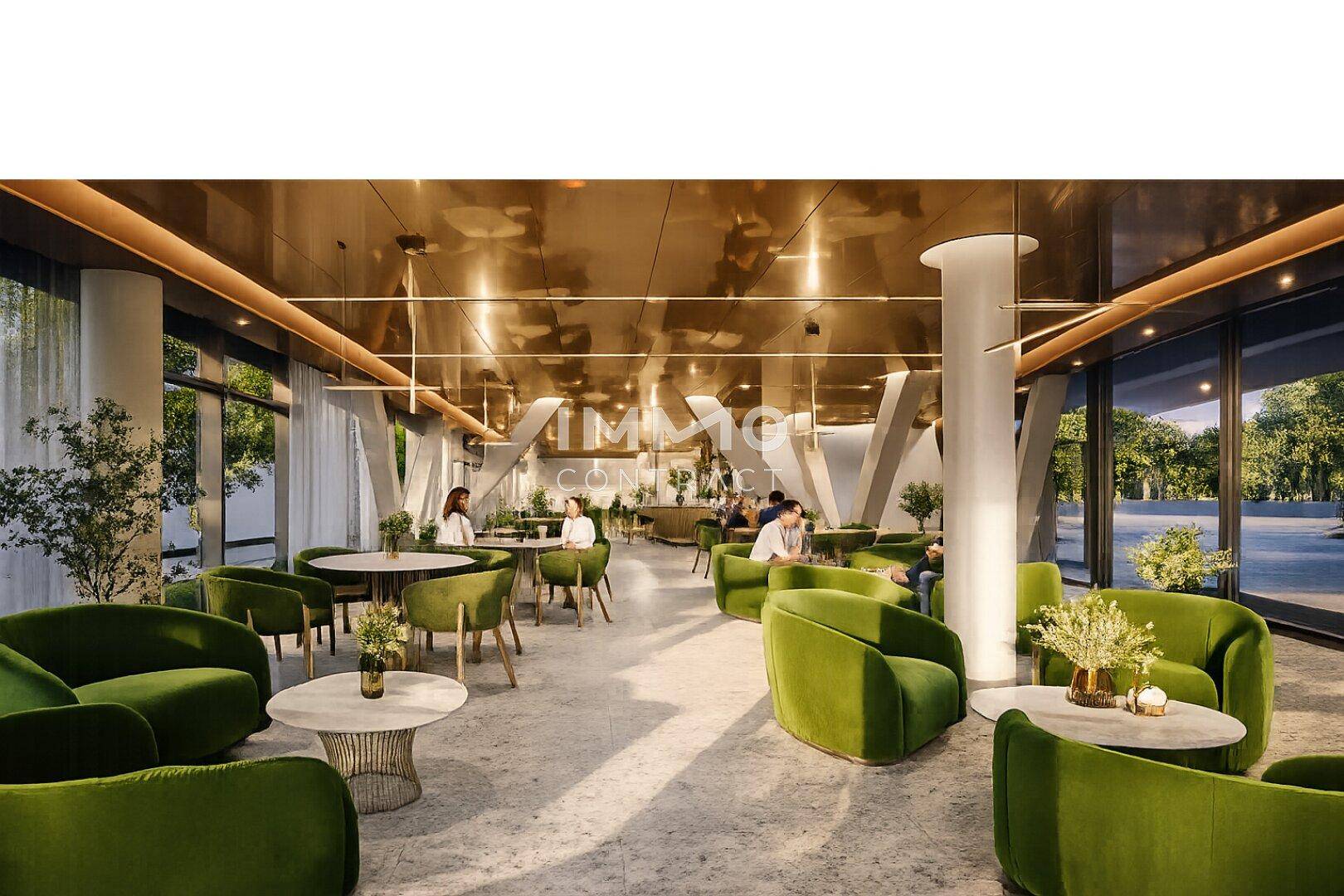 Elegante Lounge mit modernen grünen Samtsesseln, Marmortischen und einer glänzenden Golddecke.