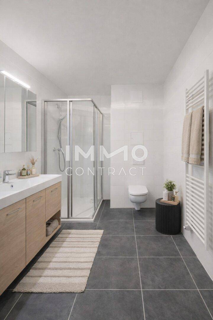Modernes Badezimmer mit Duschkabine, Holzwaschtisch und beheiztem Handtuchhalter.
