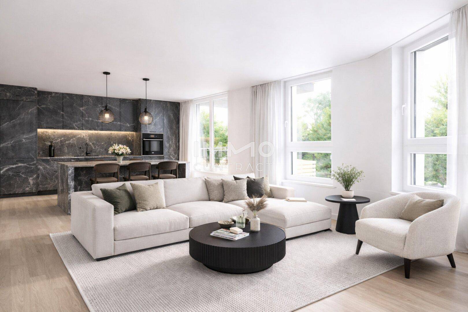 Geräumiger offener Wohnbereich mit moderner Küche, bequemer Couch und großen Fenstern.