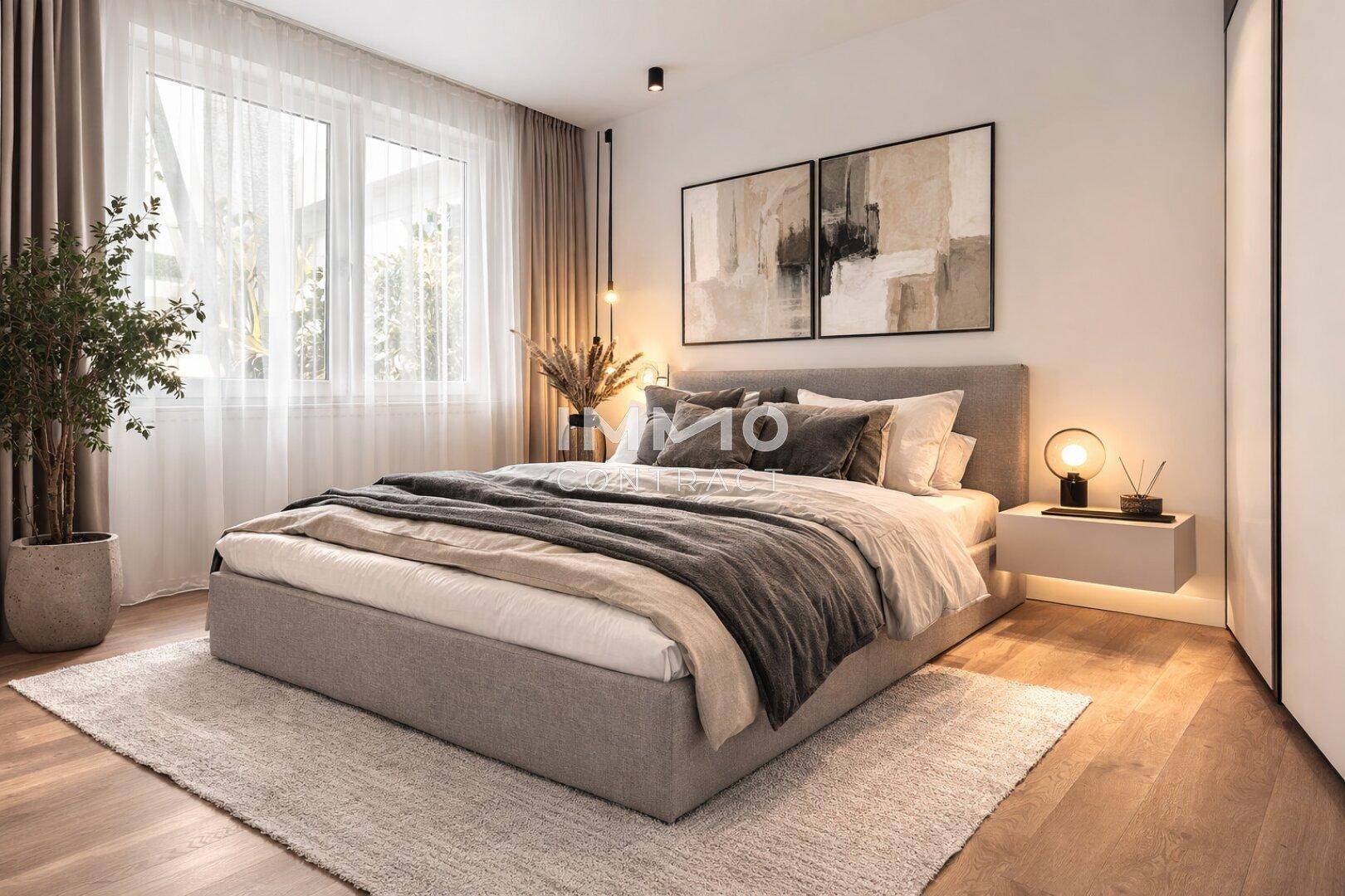 Modernes Schlafzimmer mit großem Doppelbett, Holzboden und viel Tageslicht durch die Fenster.