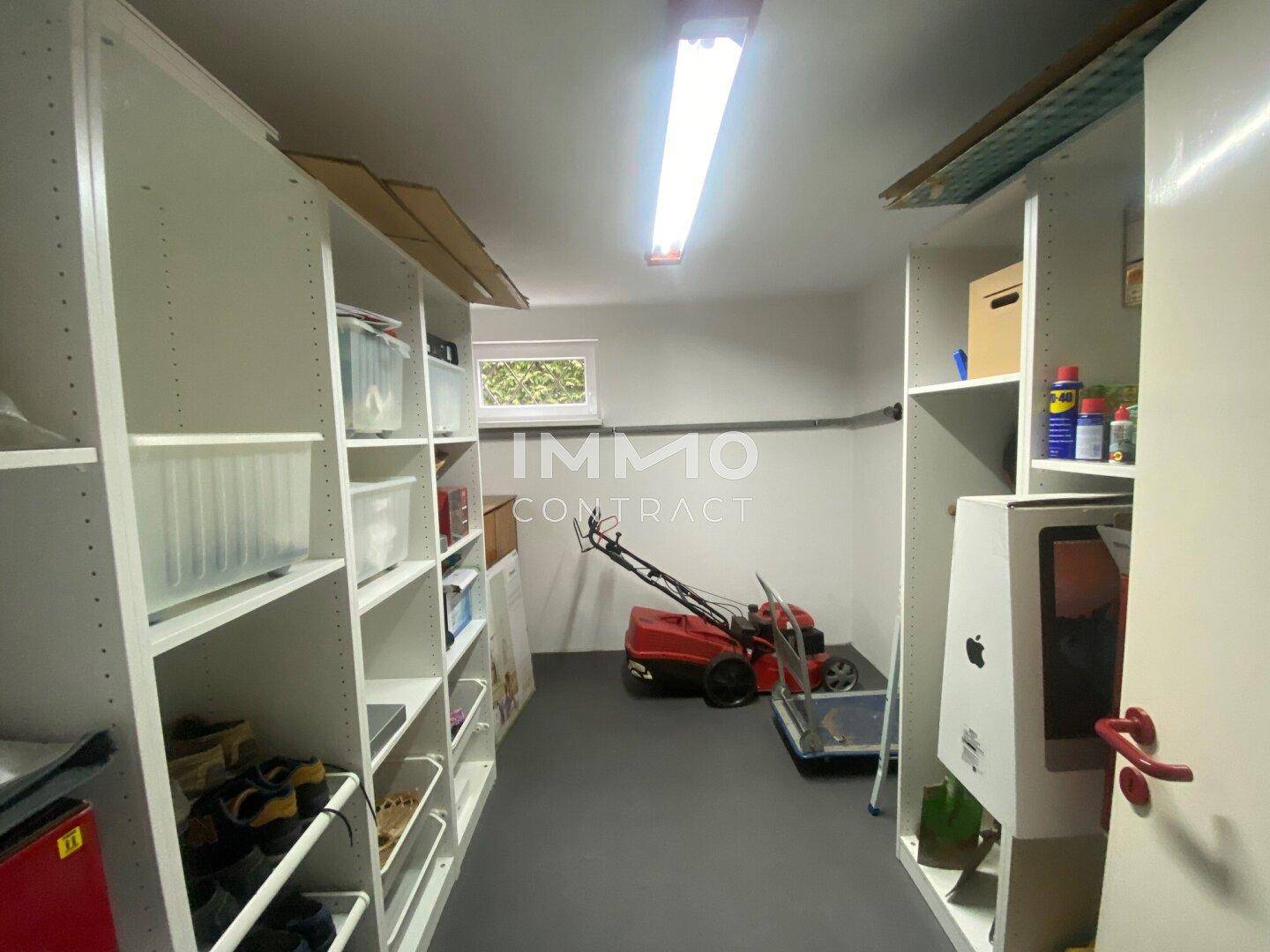 Geräumiger Abstellraum im Keller mit Regalen und Platz für Gartengeräte.