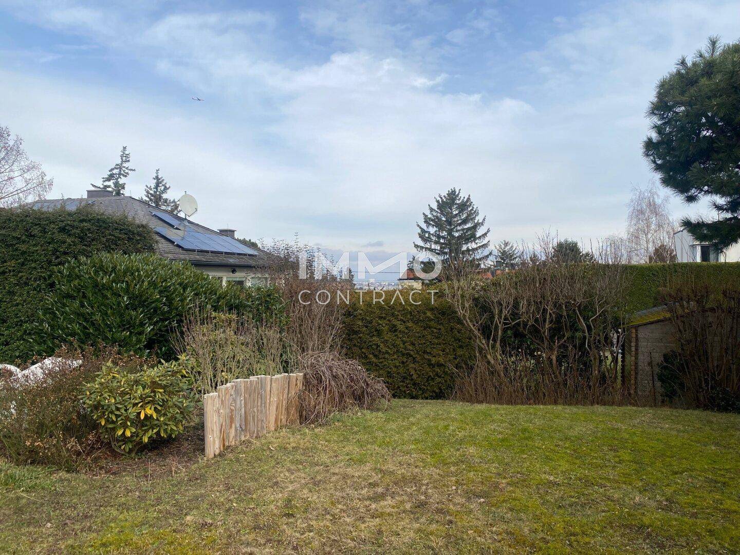 Weitläufiger Garten mit großer Rasenfläche und hohen Hecken, die Privatsphäre bieten.