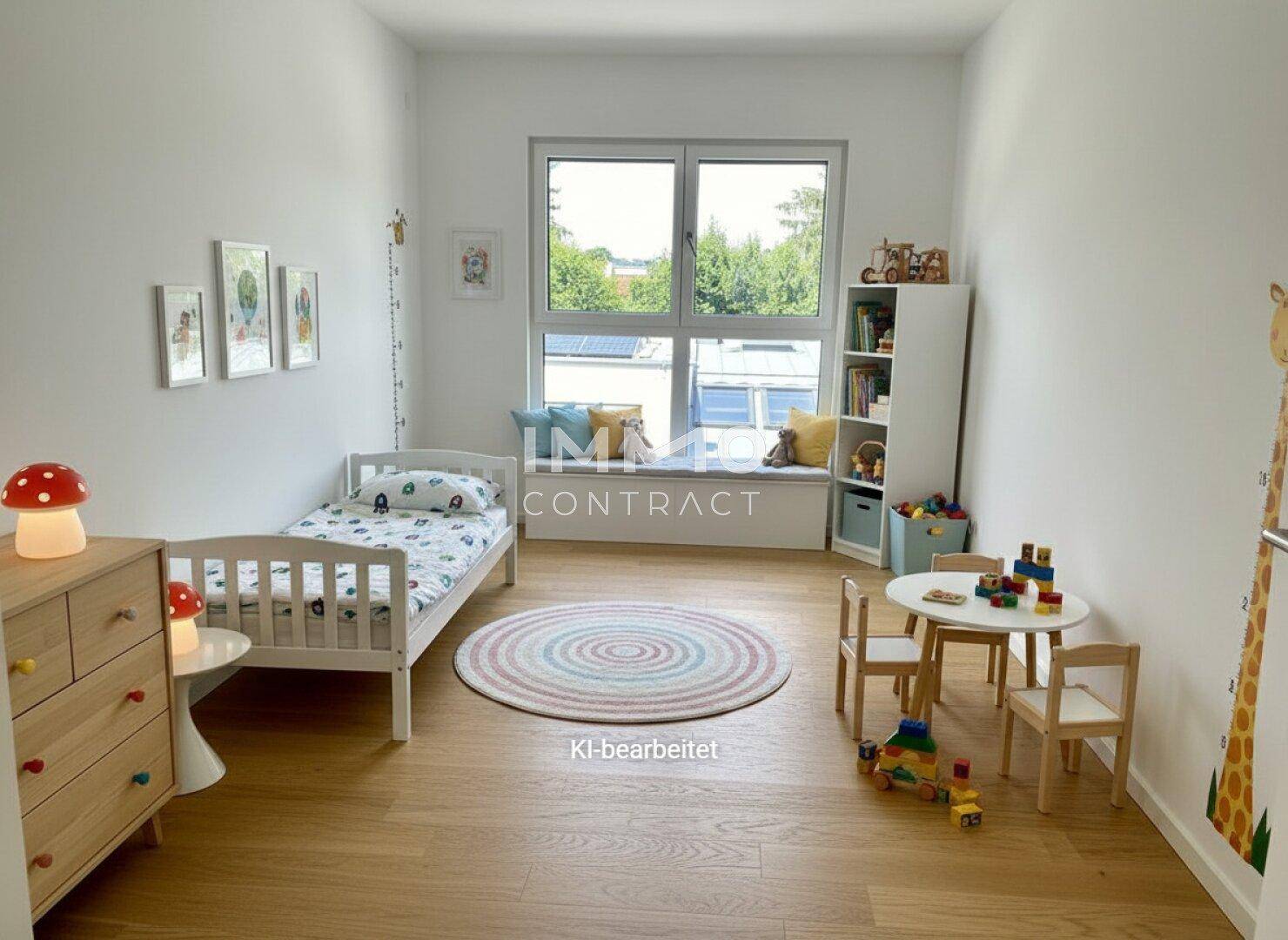 Kinderzimmer mit Holzboden, großem Fenster und kindgerechter Einrichtung, hell und freundlich gestaltet.