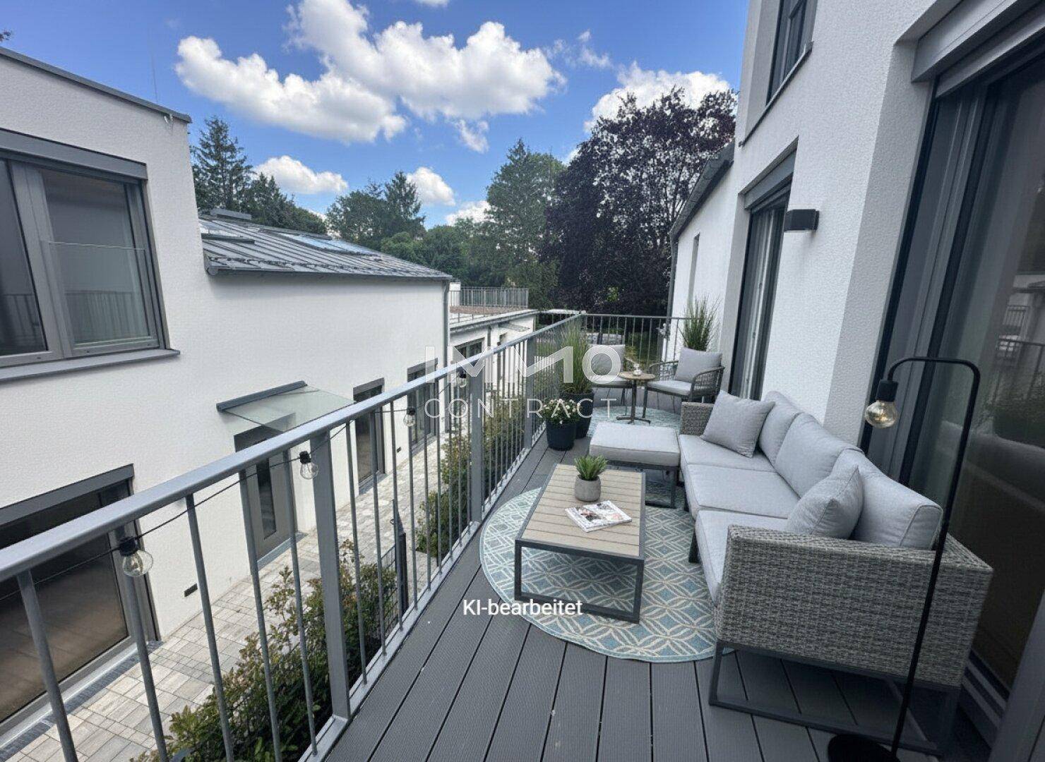 Möblierter Balkon mit Holzboden und Blick auf die umliegenden Gebäude und Bäume, perfekt zum Entspannen.