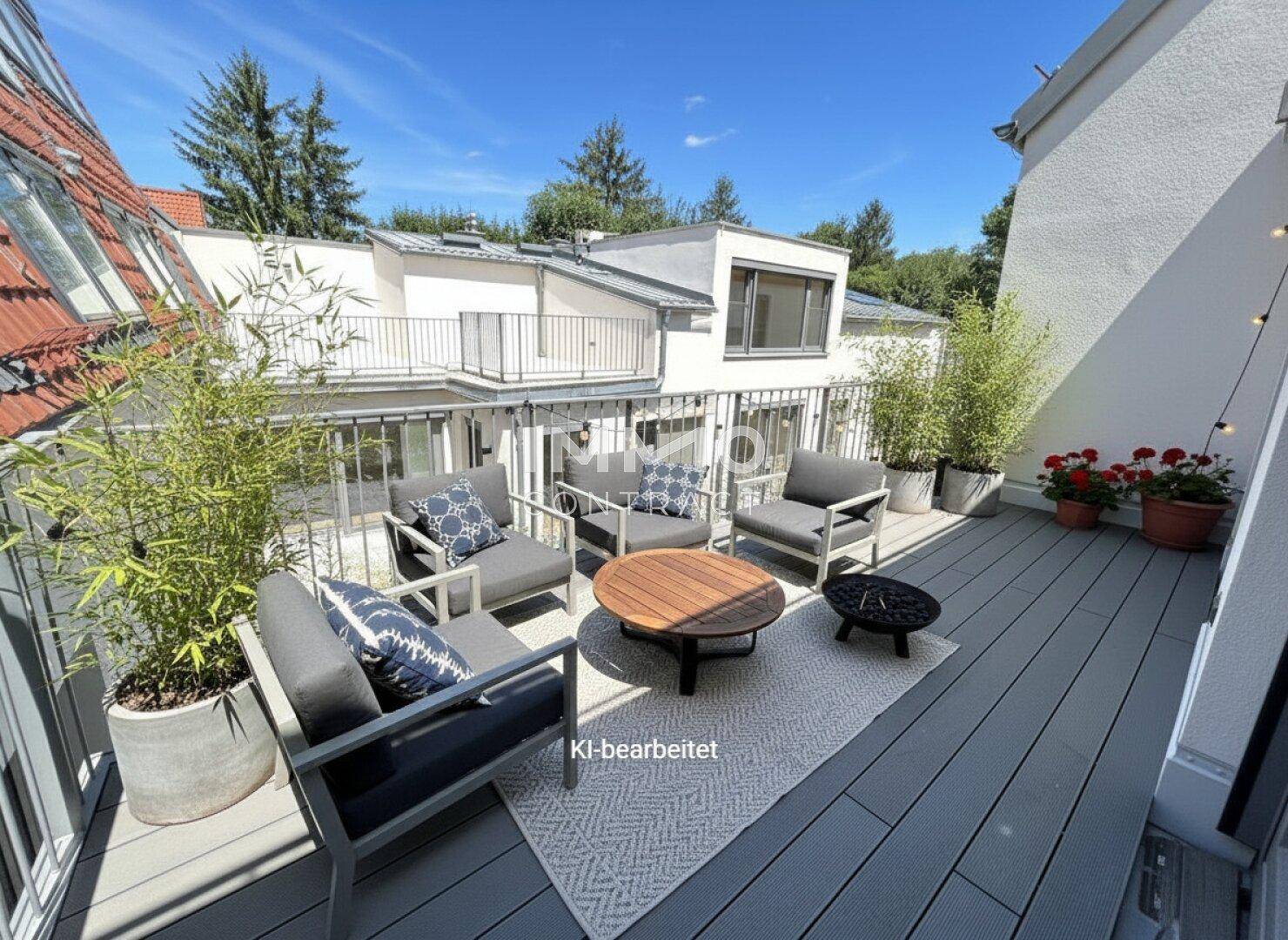 Geräumiger Balkon mit modernen Outdoor-Möbeln und Blick auf die umliegenden Gebäude.