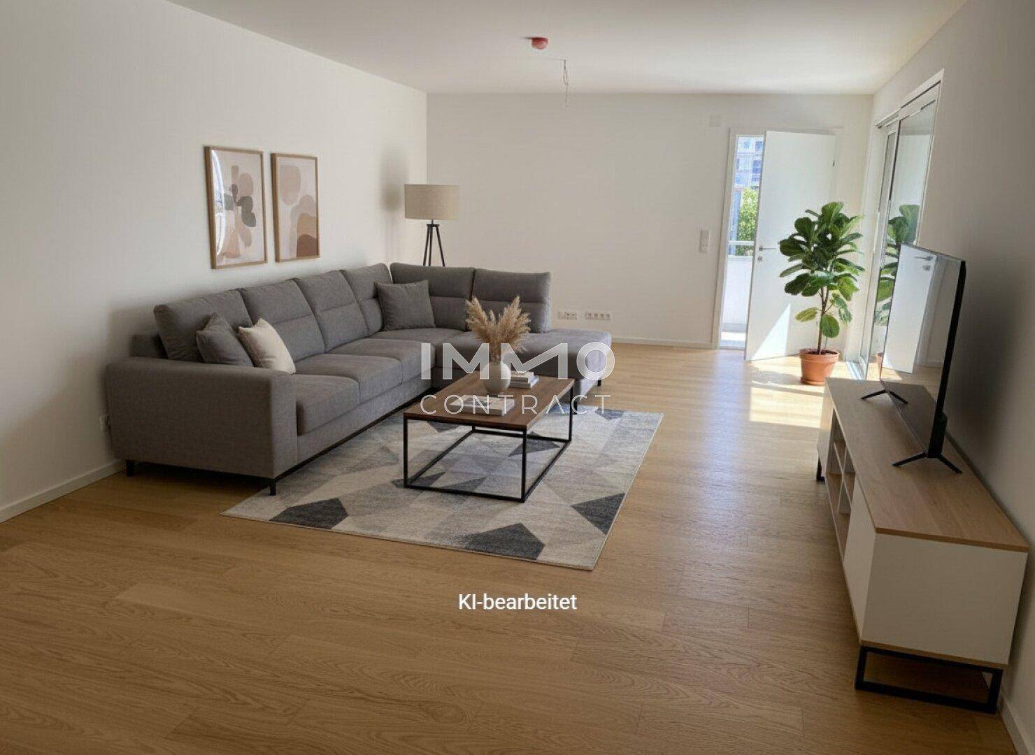 Helles Wohnzimmer mit modernem Sofa, Holzboden und minimalistischer Dekoration, bereit zum Einzug.