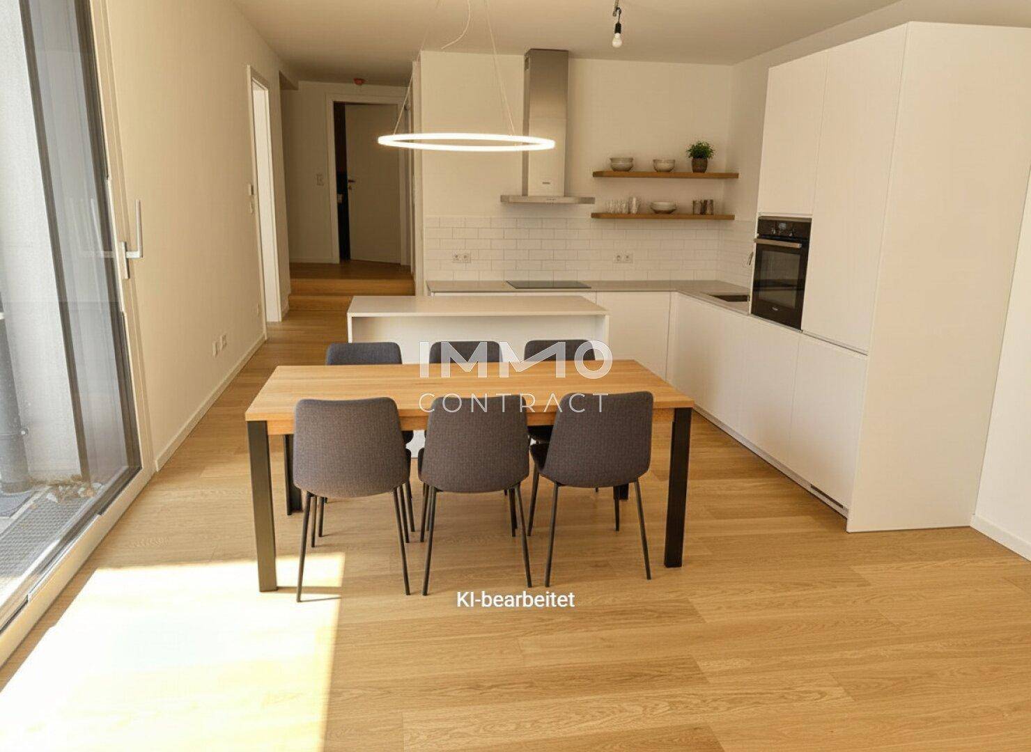 Moderne, offene Küche mit weißer Einbauküche, Kochinsel und Essbereich, ideal für geselliges Kochen.
